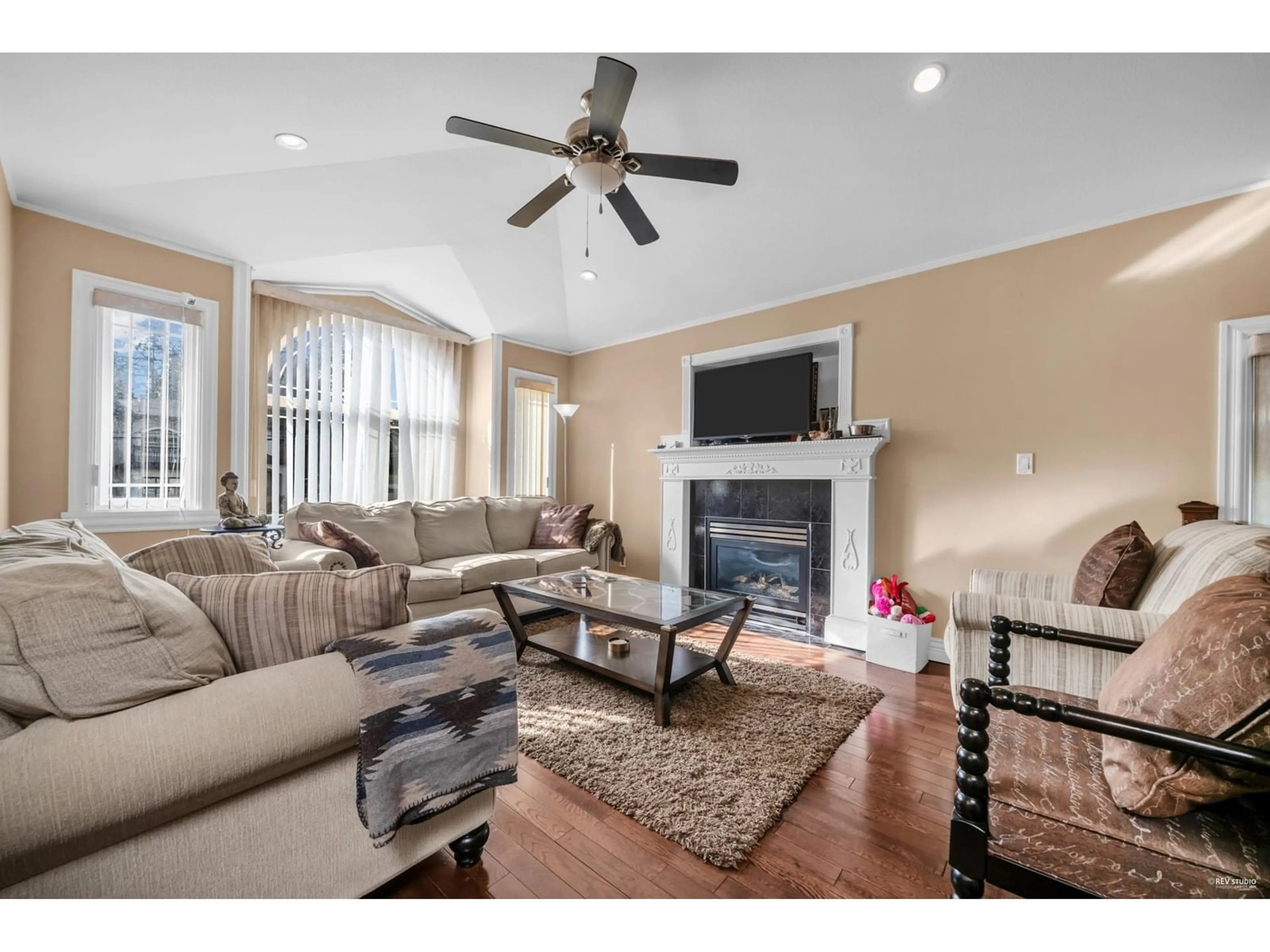 Living room with furniture, unknown for 12699 99, Surrey British Columbia V3V2P6