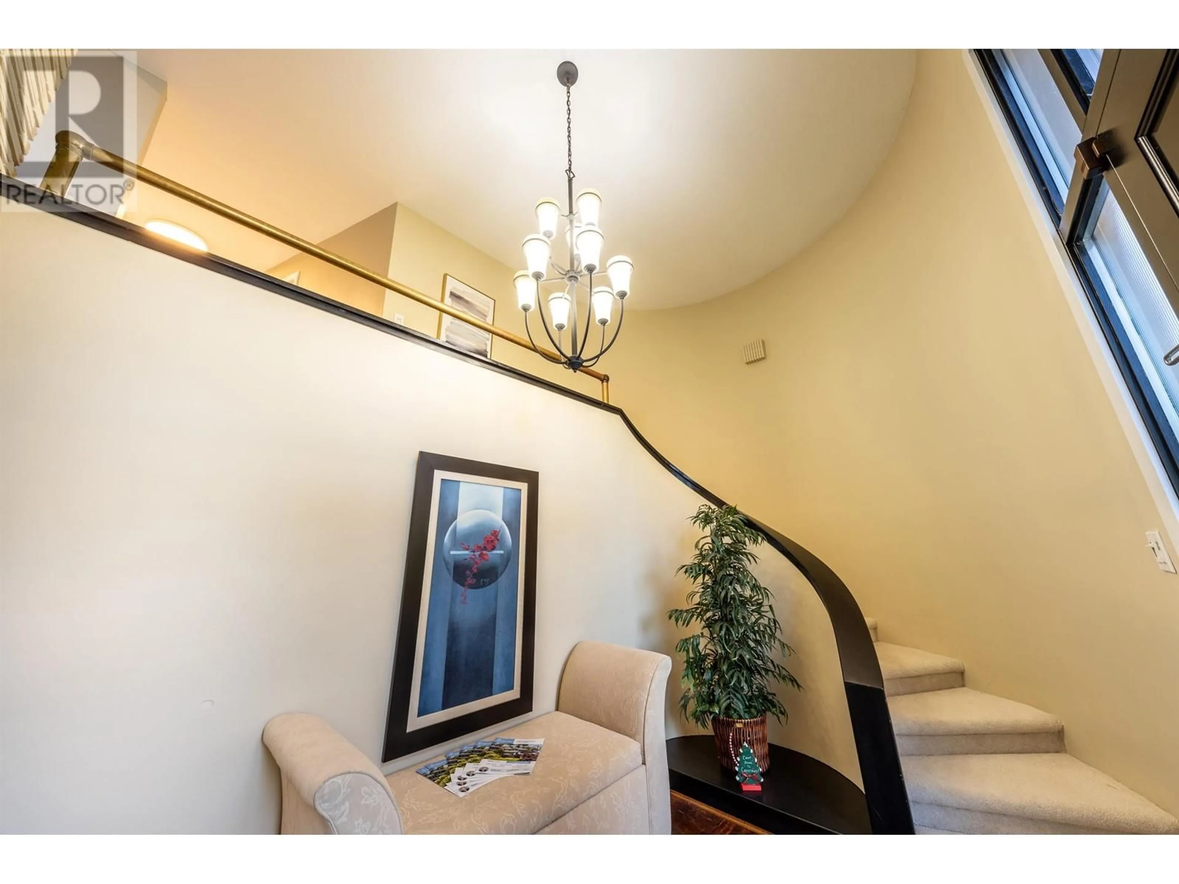 Indoor foyer for 4393 PUGET DRIVE, Vancouver British Columbia V6L2V7