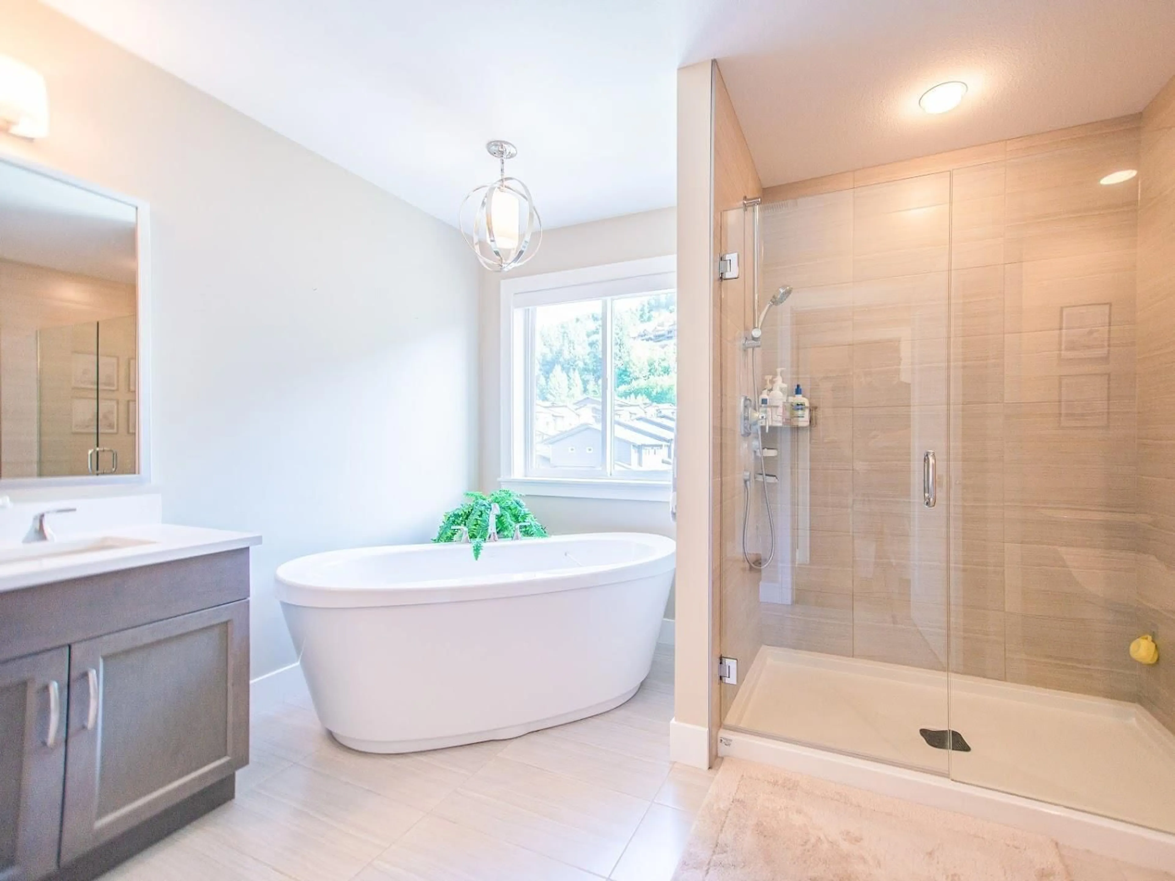 Contemporary bathroom, ceramic/tile floor for 6 - 43685 CHILLIWACK MOUNTAIN ROAD, Chilliwack British Columbia V2R0X5