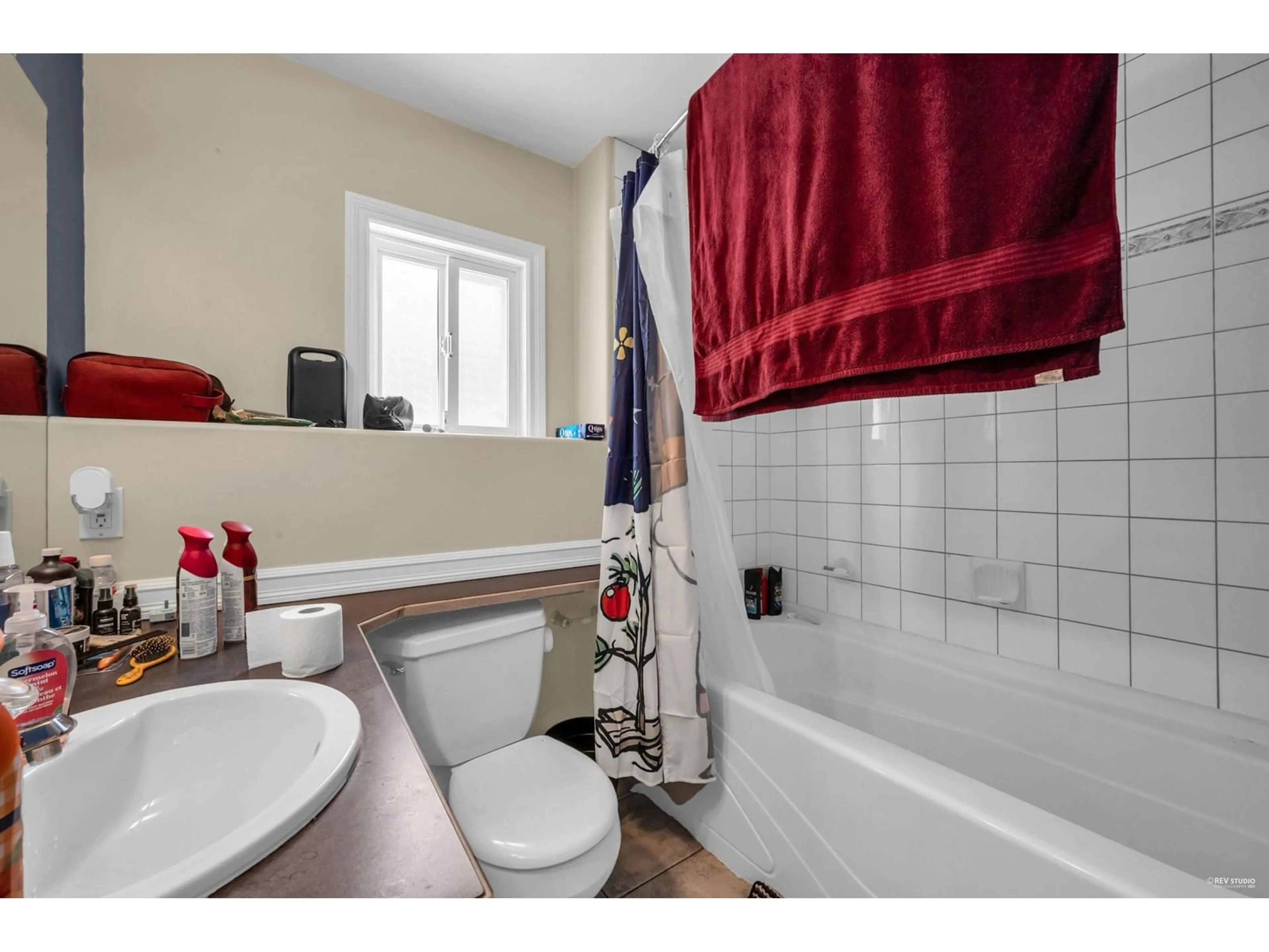 Standard bathroom, ceramic/tile floor for 14125 115, Surrey British Columbia V3R2P7