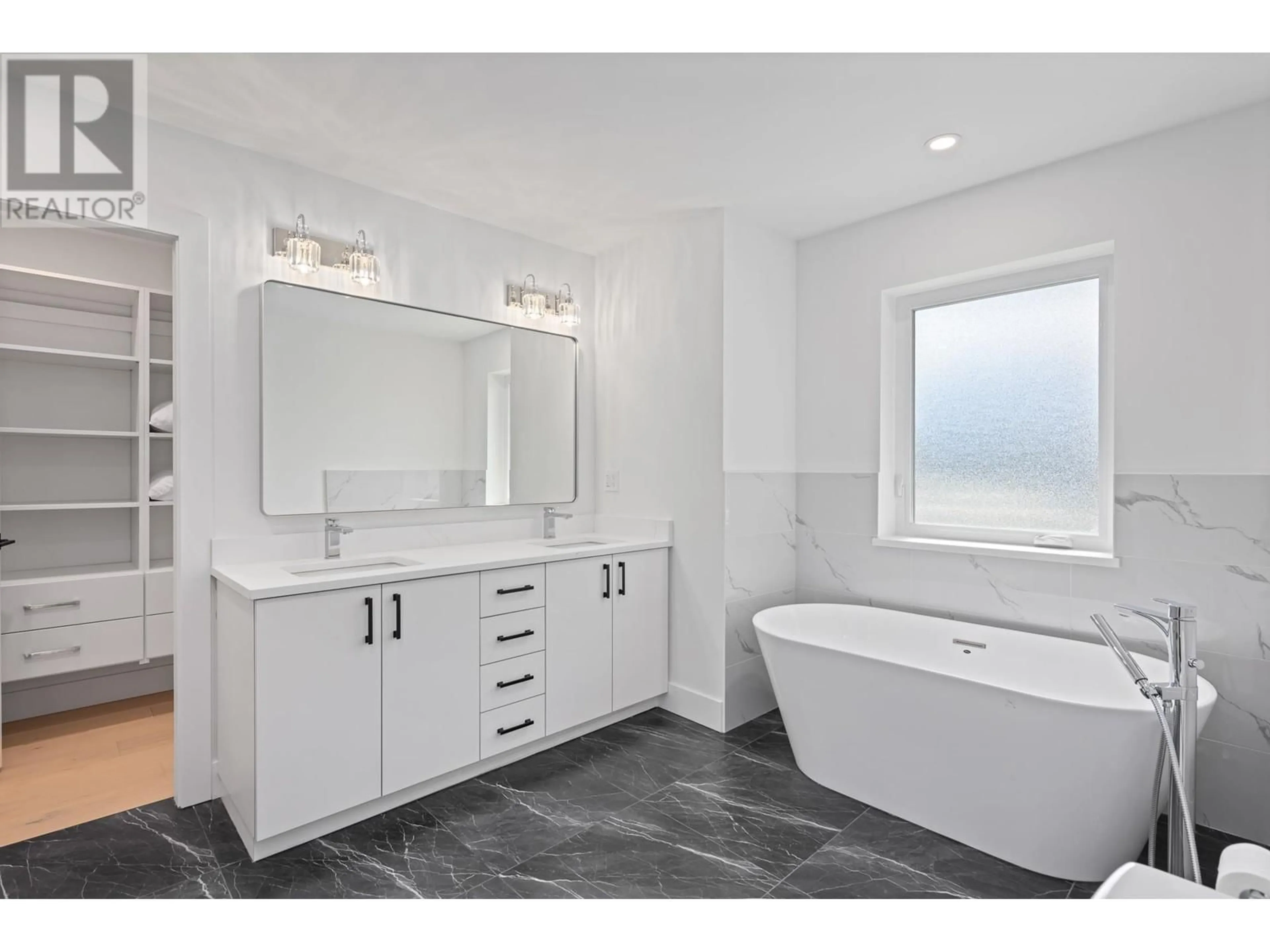 Contemporary bathroom, ceramic/tile floor for 37 - 3385 MAMQUAM ROAD, Squamish British Columbia V8B0E3