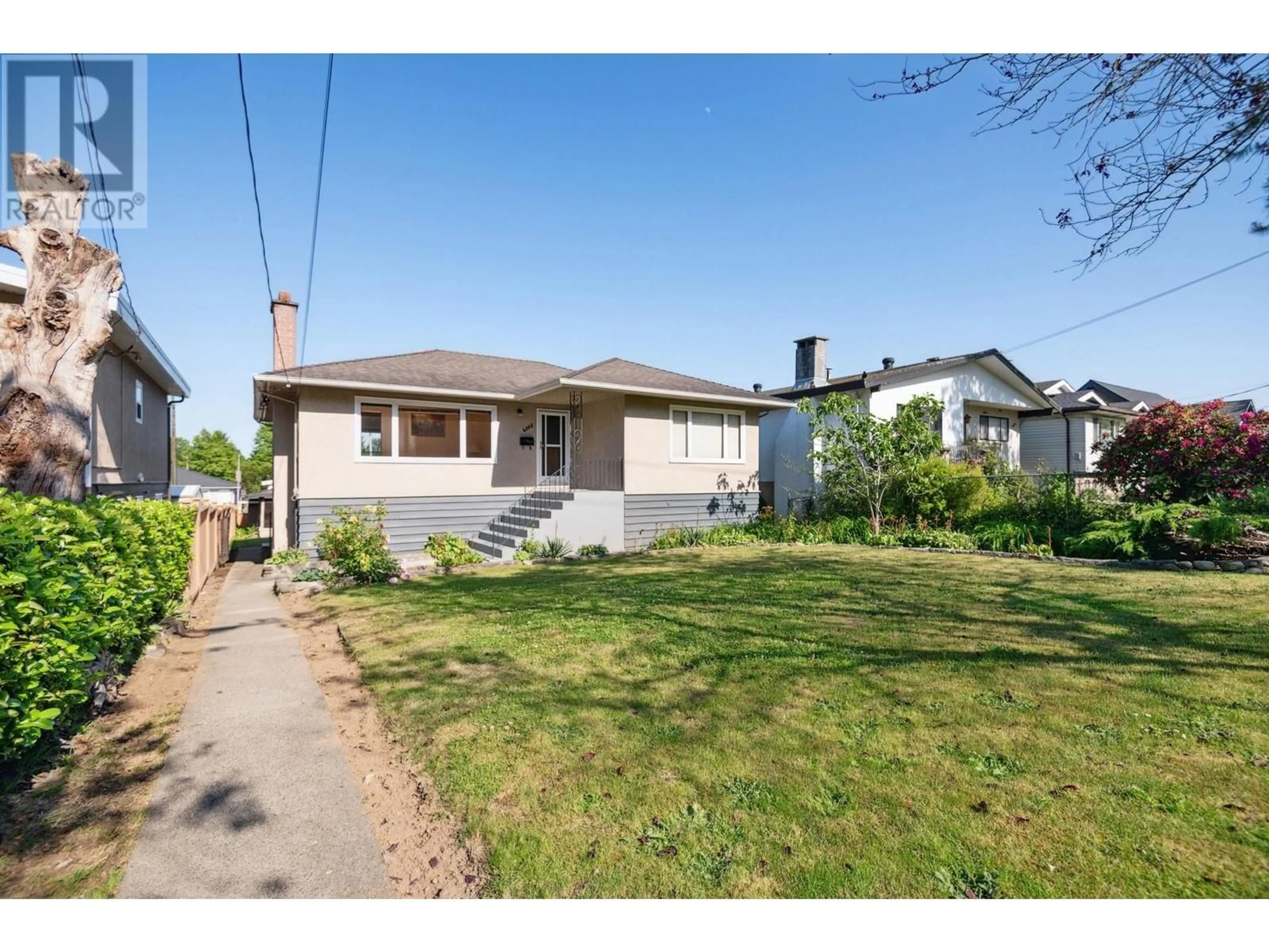 A pic from outside/outdoor area/front of a property/back of a property/a pic from drone, street for 4262 DUMFRIES STREET, Vancouver British Columbia V5N3T2
