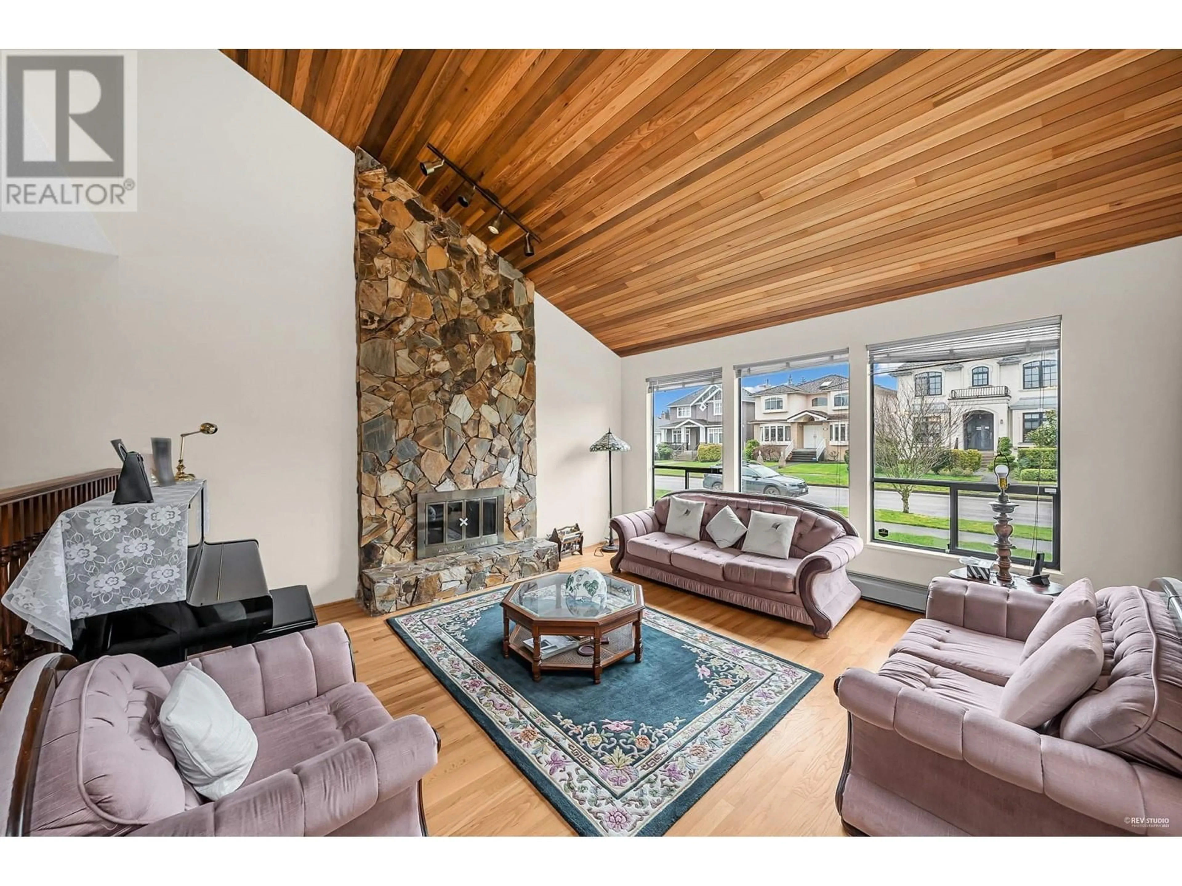 Living room with furniture, wood/laminate floor for 2843 22ND AVENUE, Vancouver British Columbia V6L1M7