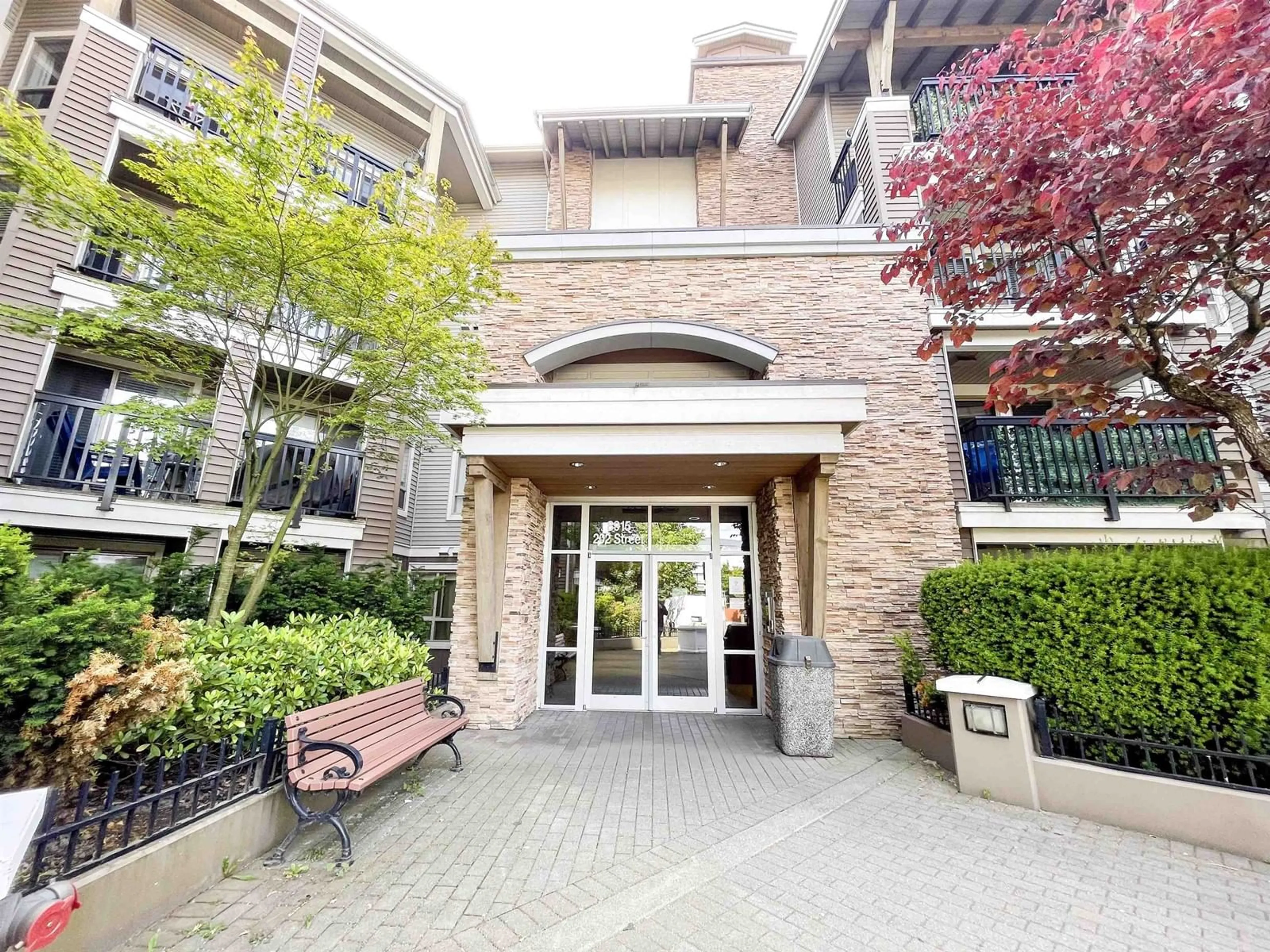 Indoor foyer for 207 - 8915 202, Langley British Columbia V1M0B5