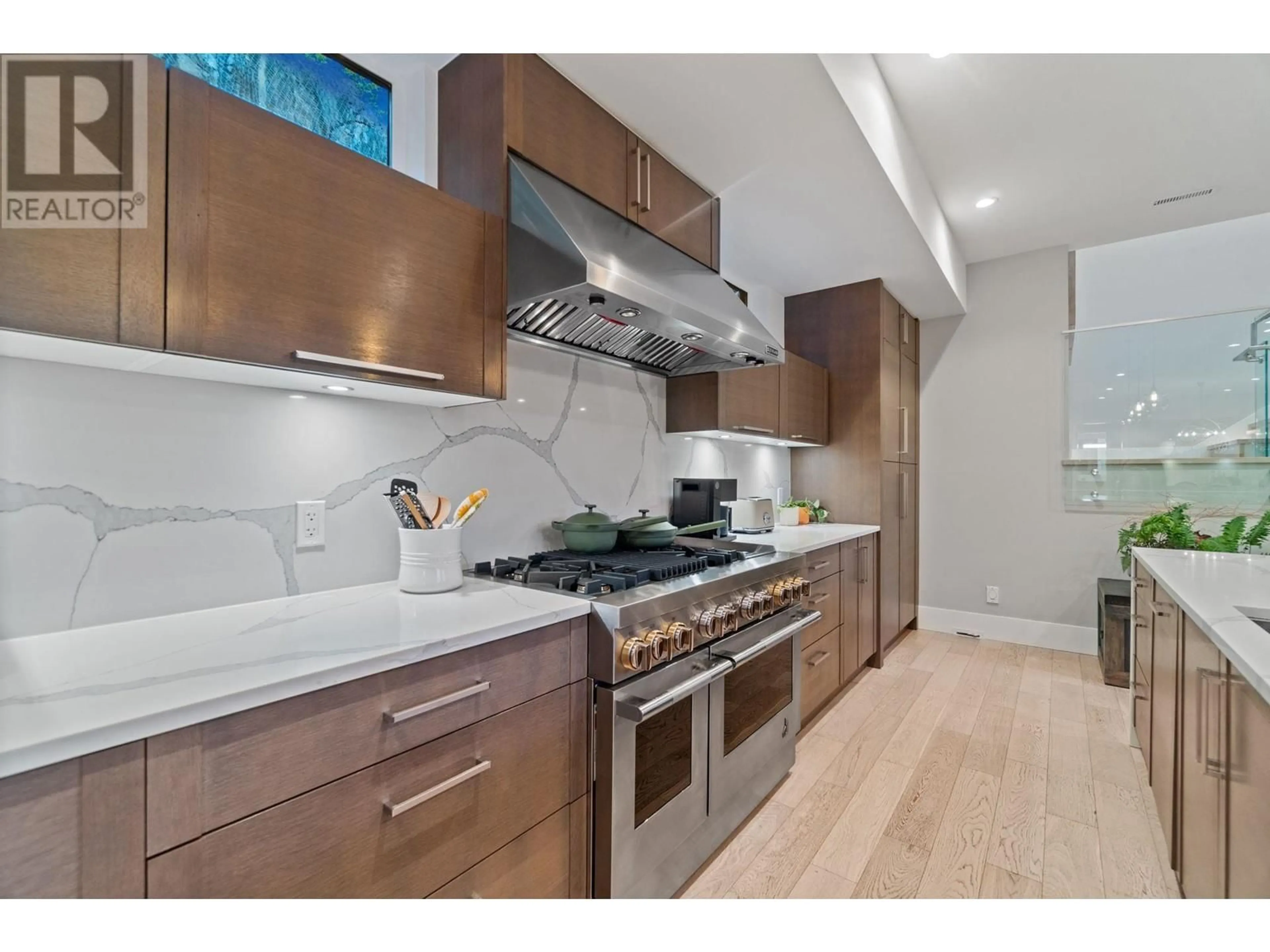 Contemporary kitchen, unknown for 3350 DESCARTES PLACE, Squamish British Columbia V8B0V5