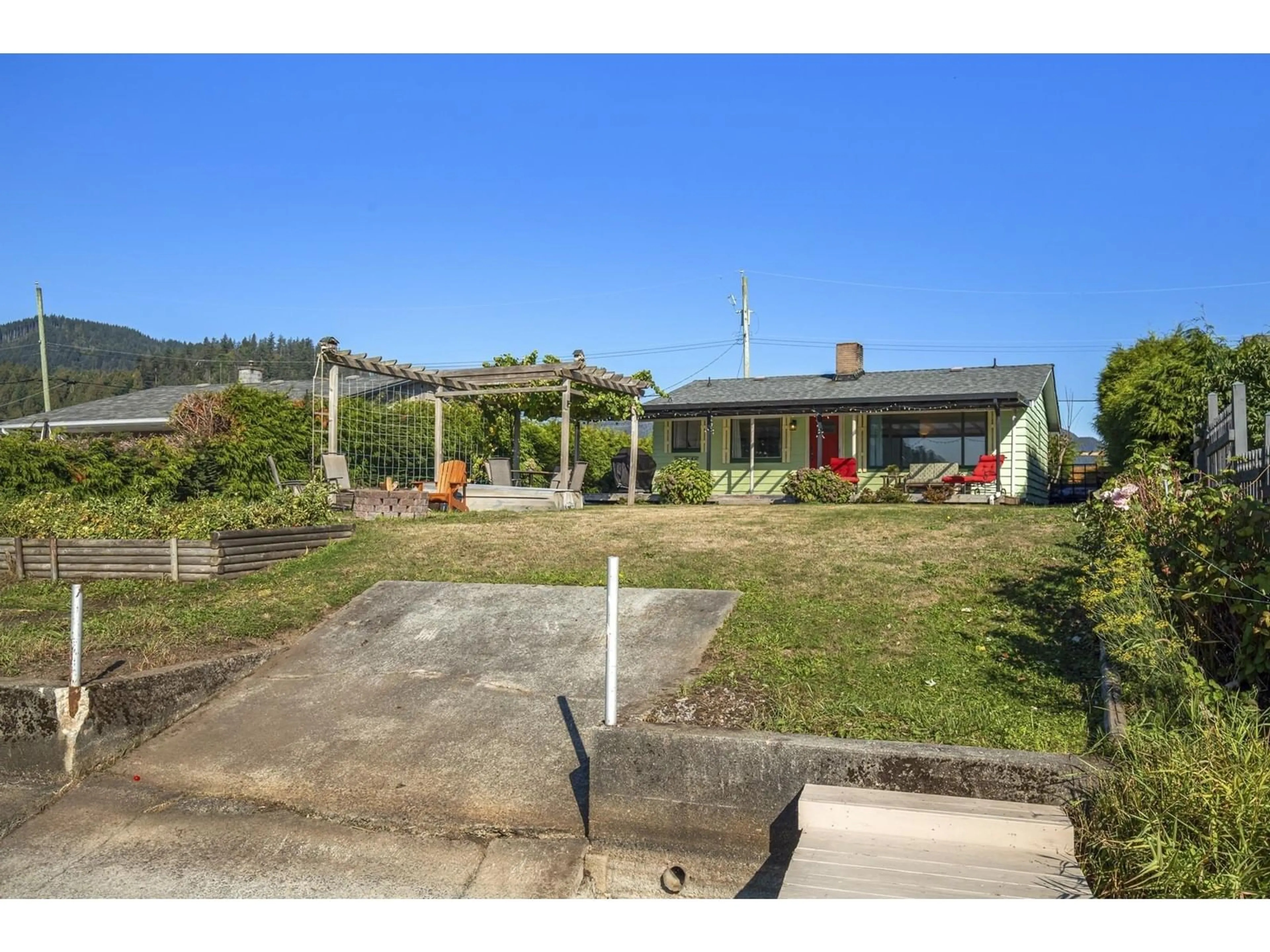 A pic from outside/outdoor area/front of a property/back of a property/a pic from drone, street for 35256 SWARD, Mission British Columbia V2V7H2