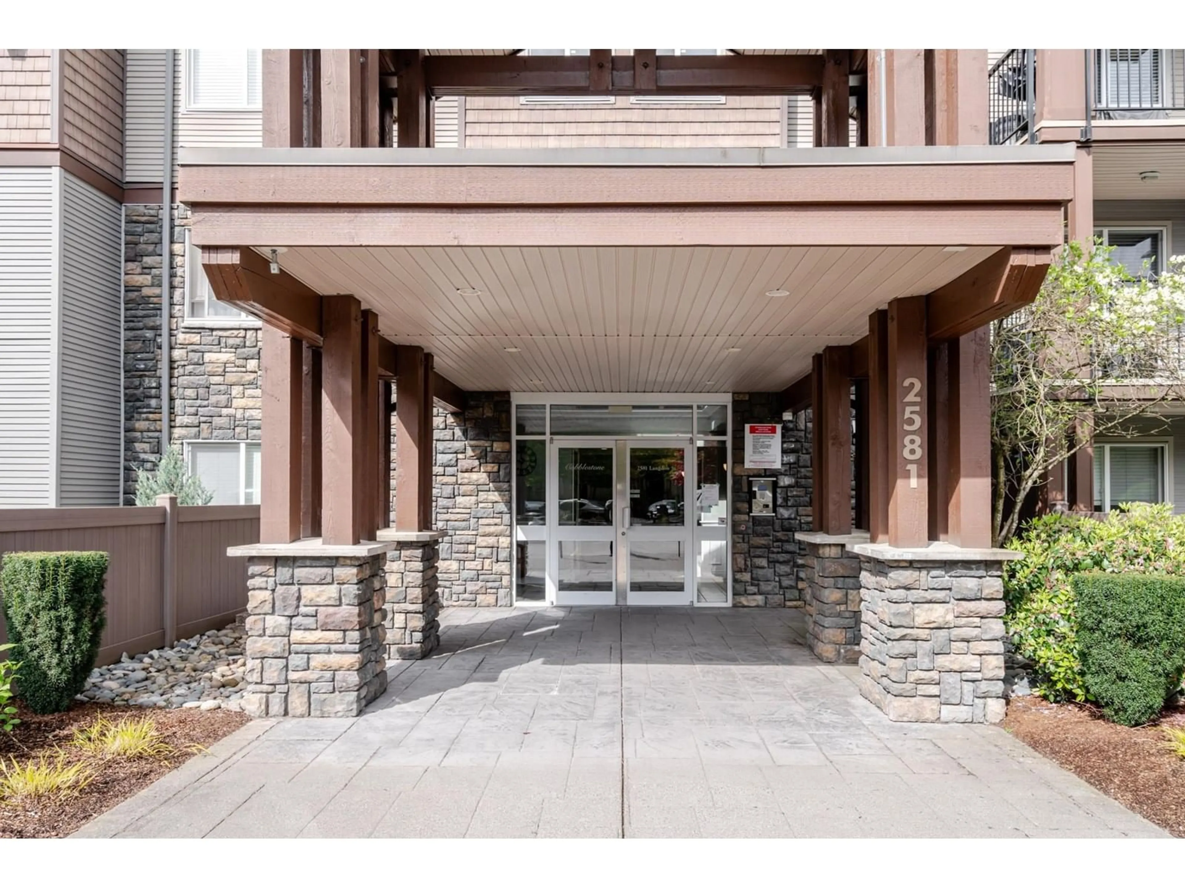 Indoor foyer for 109 - 2581 LANGDON, Abbotsford British Columbia V2T7A3