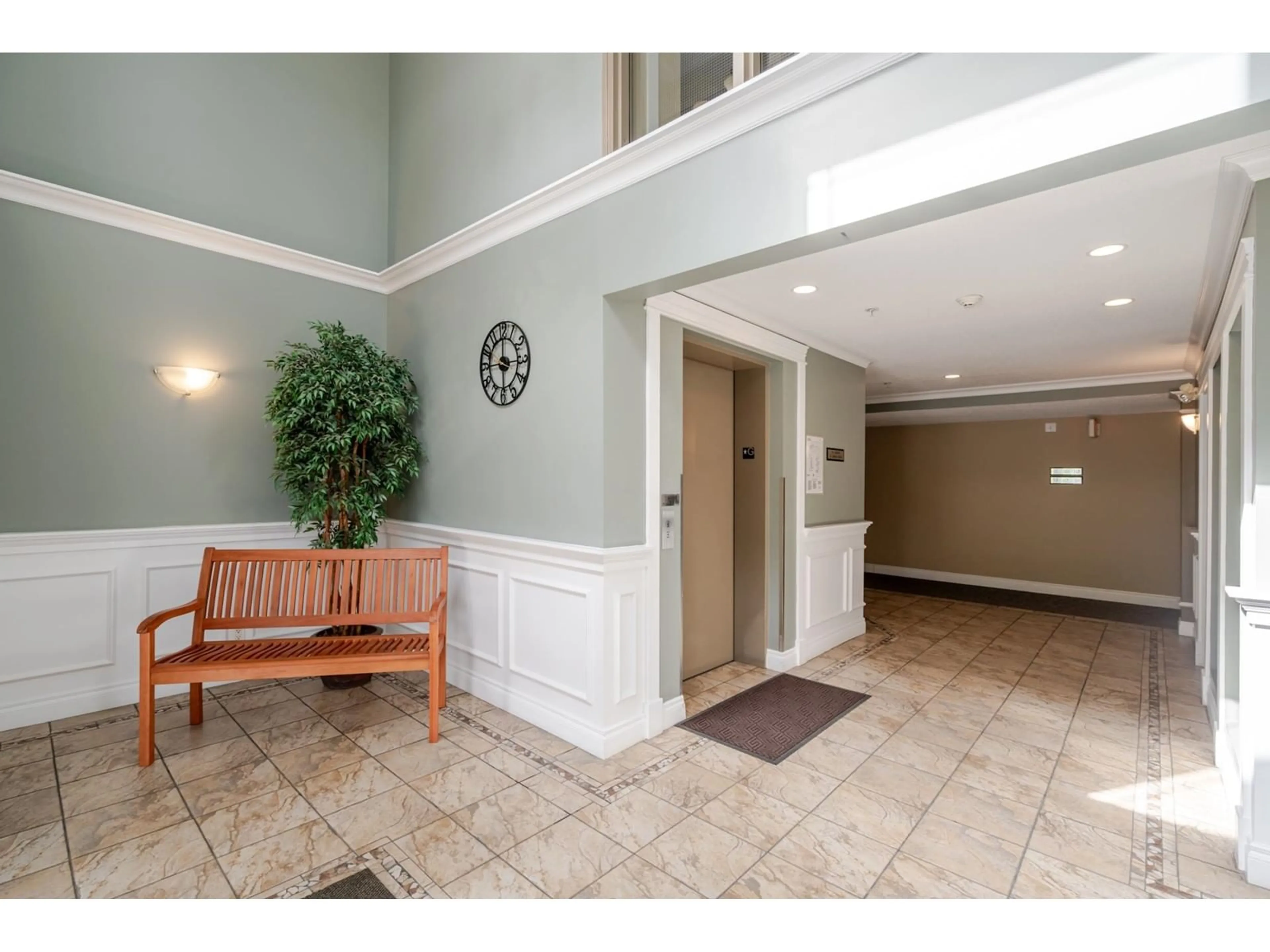 Indoor foyer for 109 - 2581 LANGDON, Abbotsford British Columbia V2T7A3