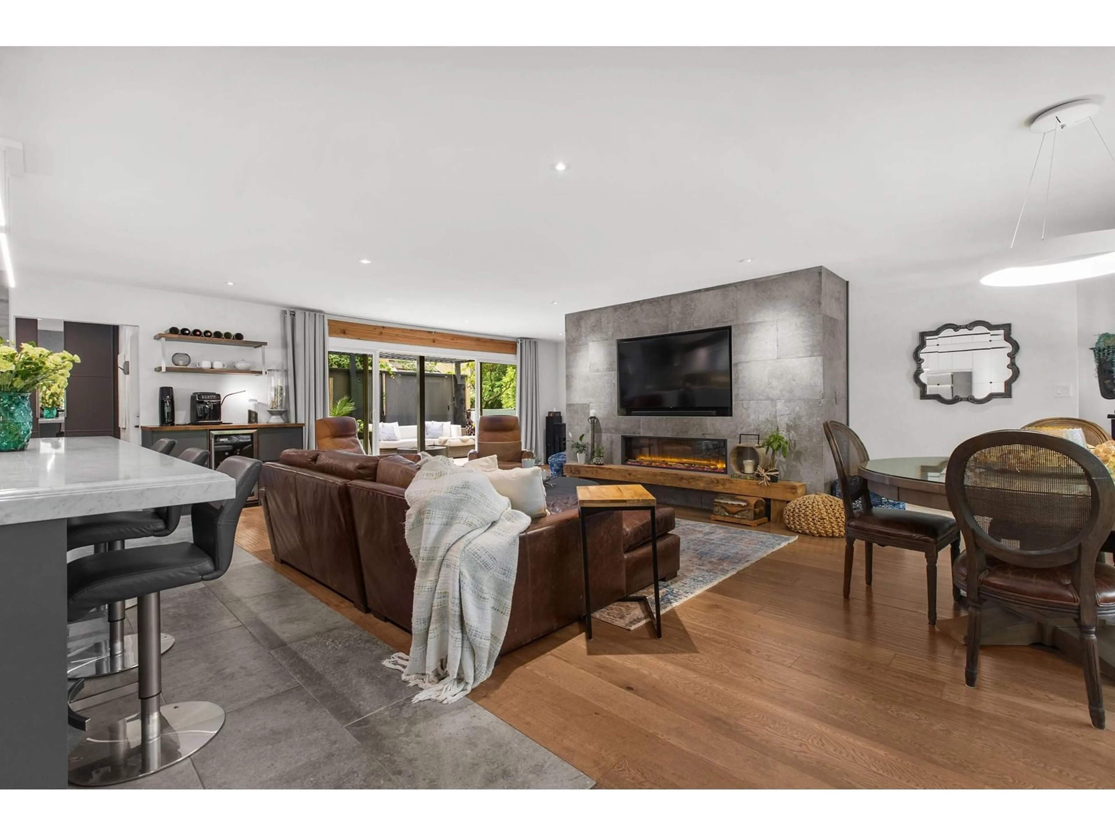 Living room with furniture, unknown for 2413 128, Surrey British Columbia V4A3W2