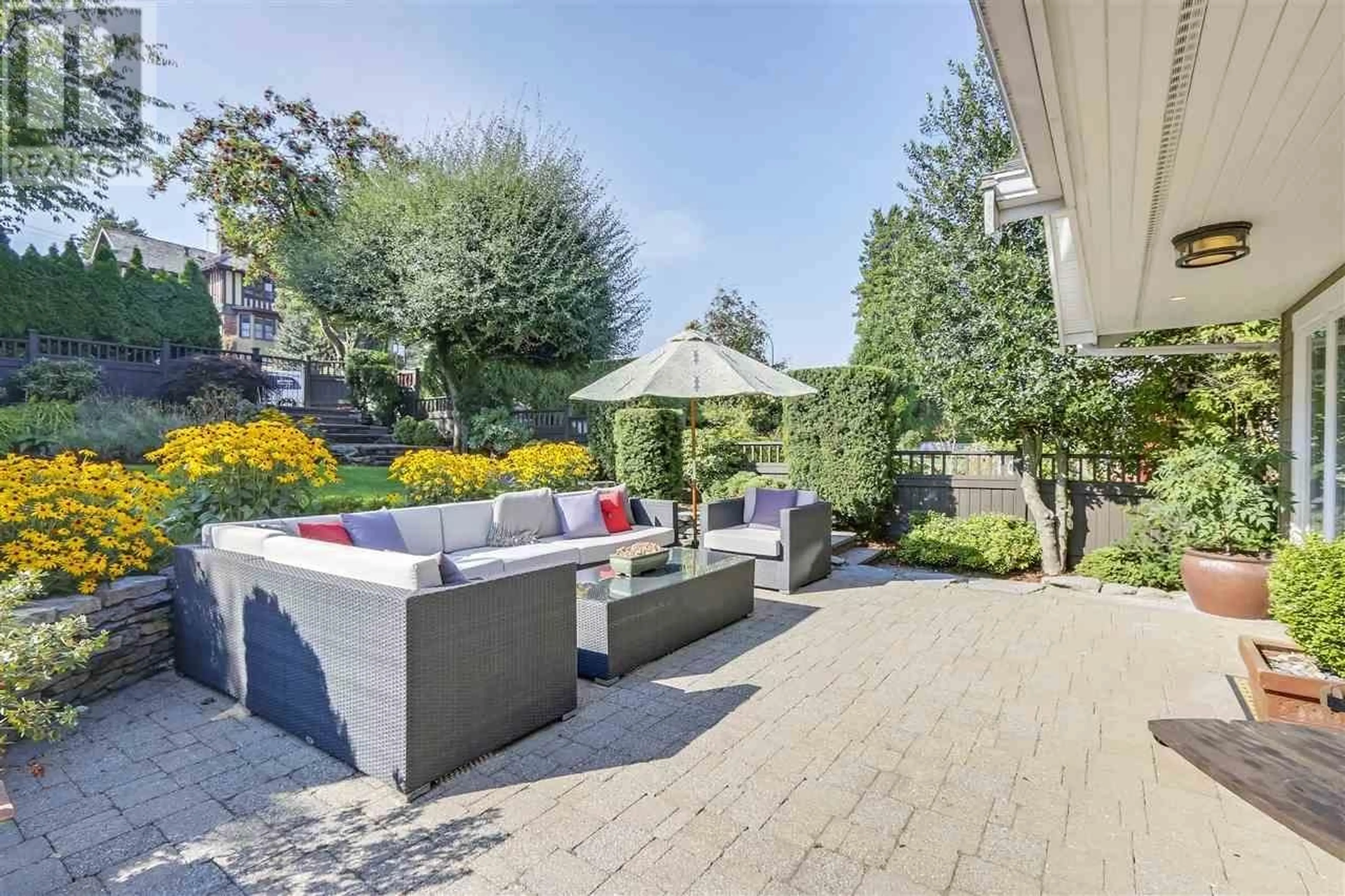 Patio, street for 3881 YALE STREET, Burnaby British Columbia V5C1P5