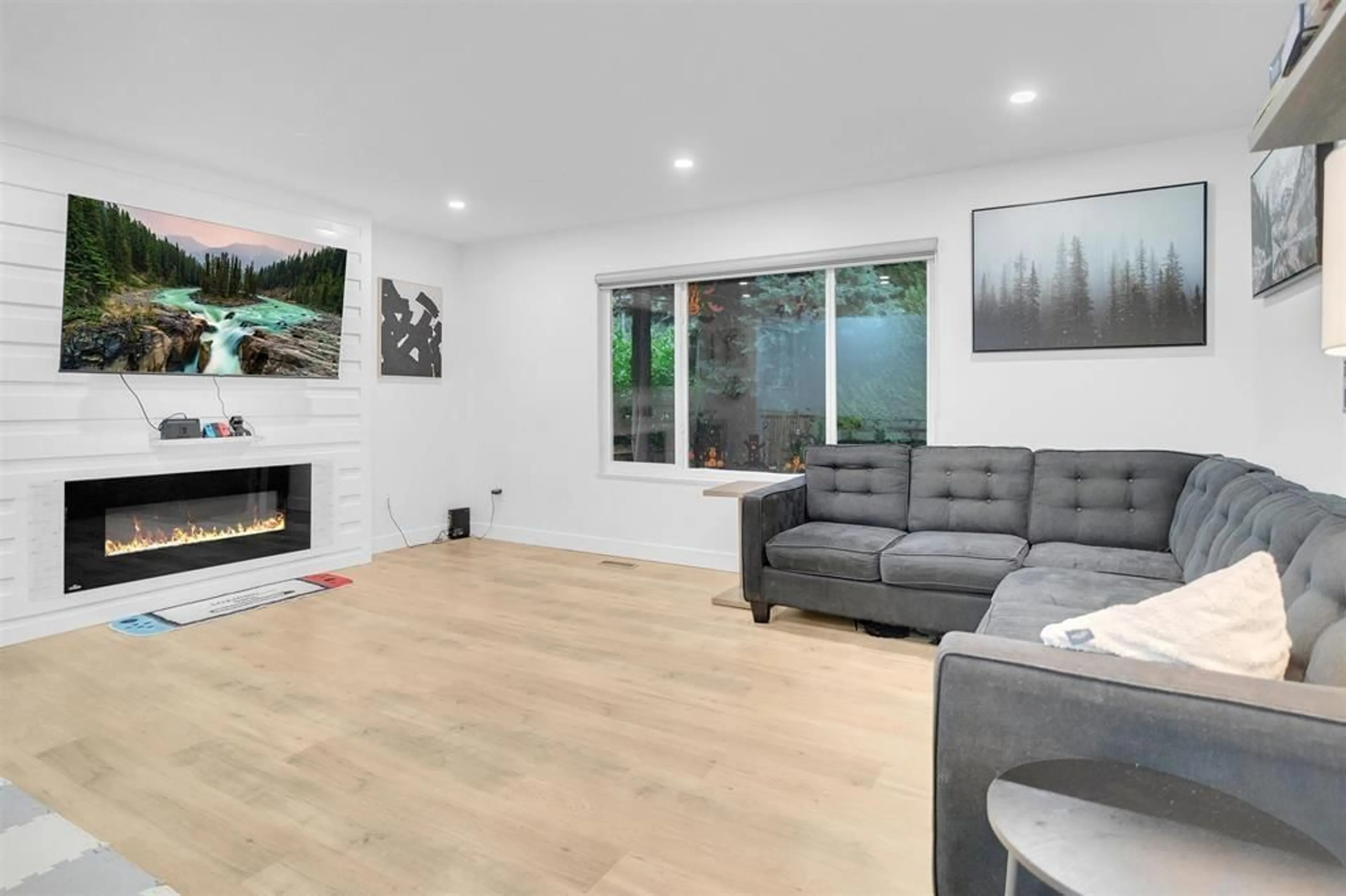 Living room with furniture, wood/laminate floor for 2042 BOWLER, Surrey British Columbia V4A6S6