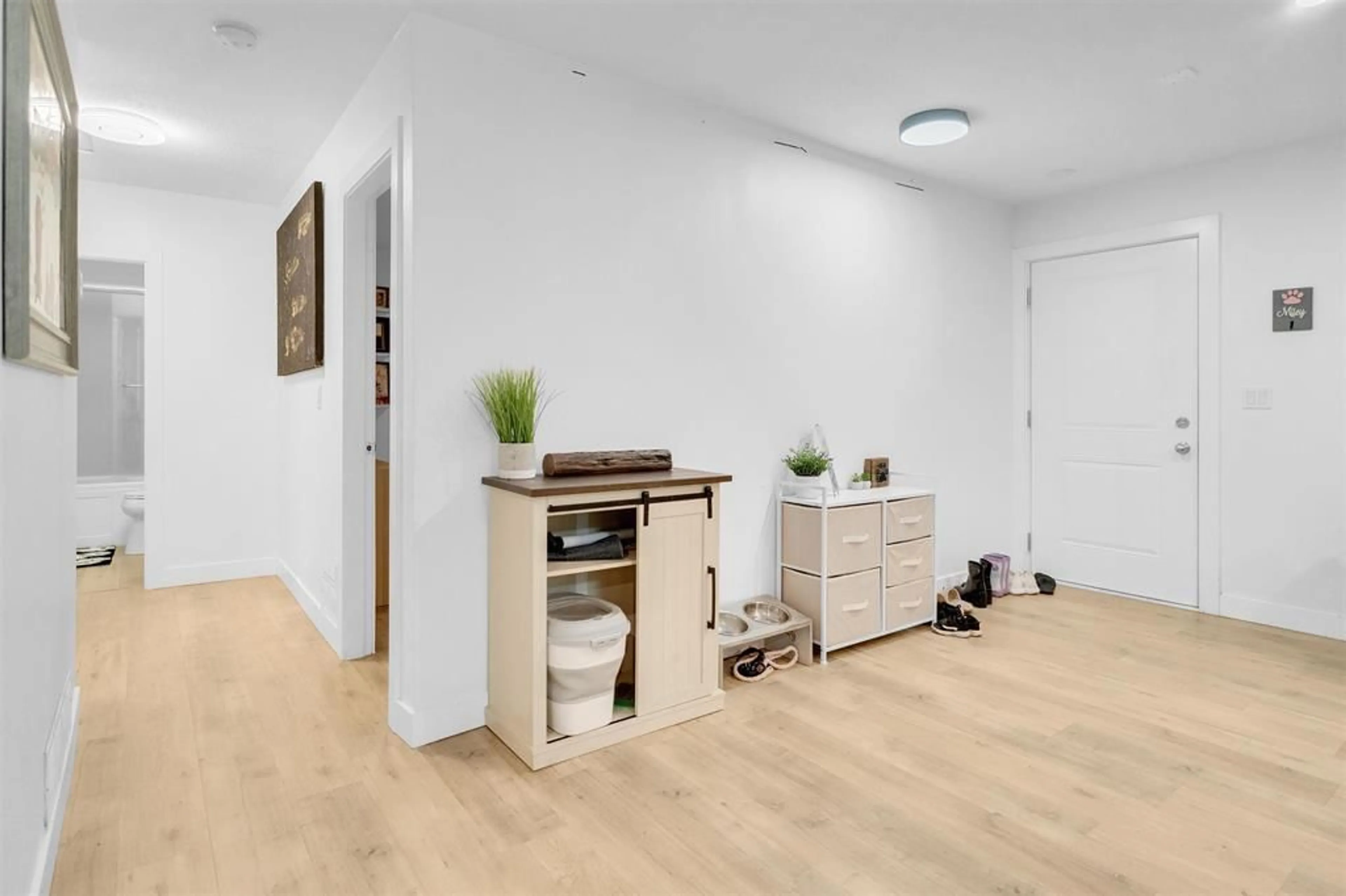 Indoor entryway for 2042 BOWLER, Surrey British Columbia V4A6S6