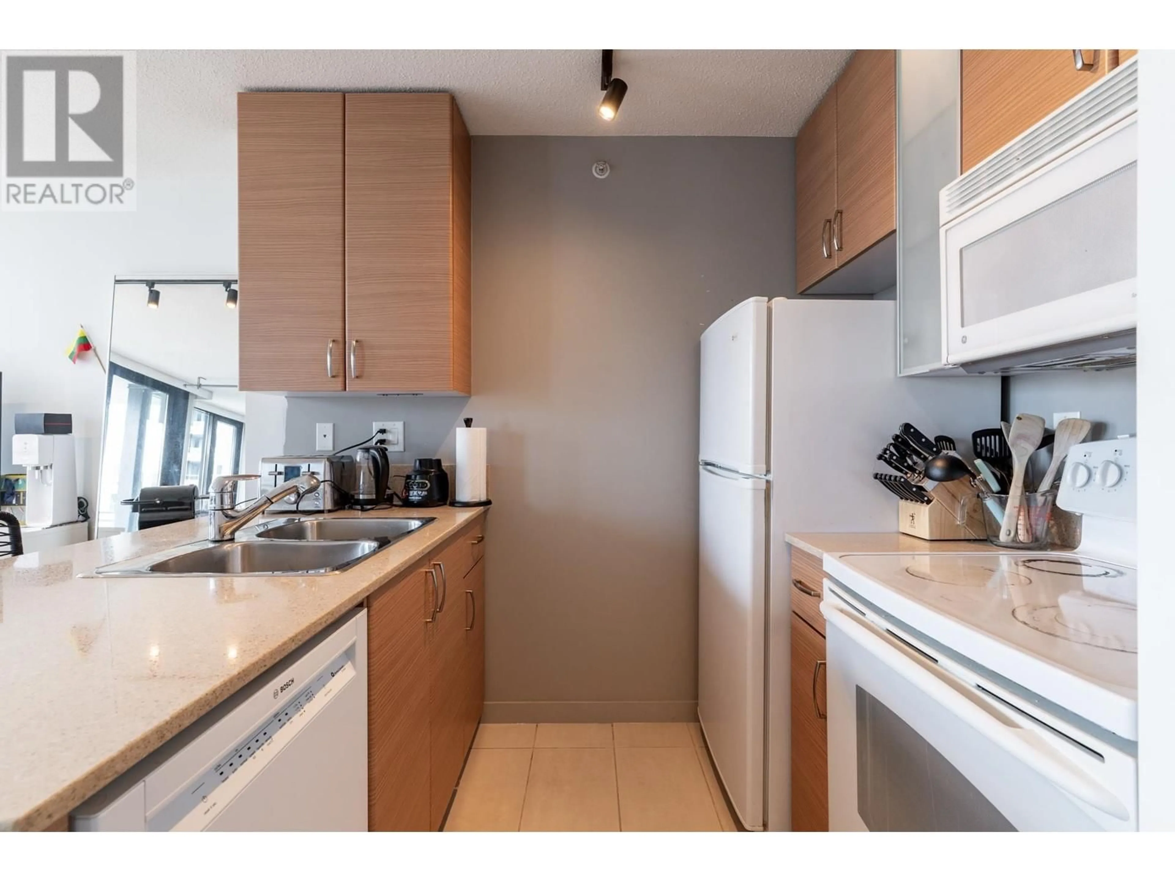 Standard kitchen, unknown for 2003 - 909 MAINLAND STREET, Vancouver British Columbia V6B1S3