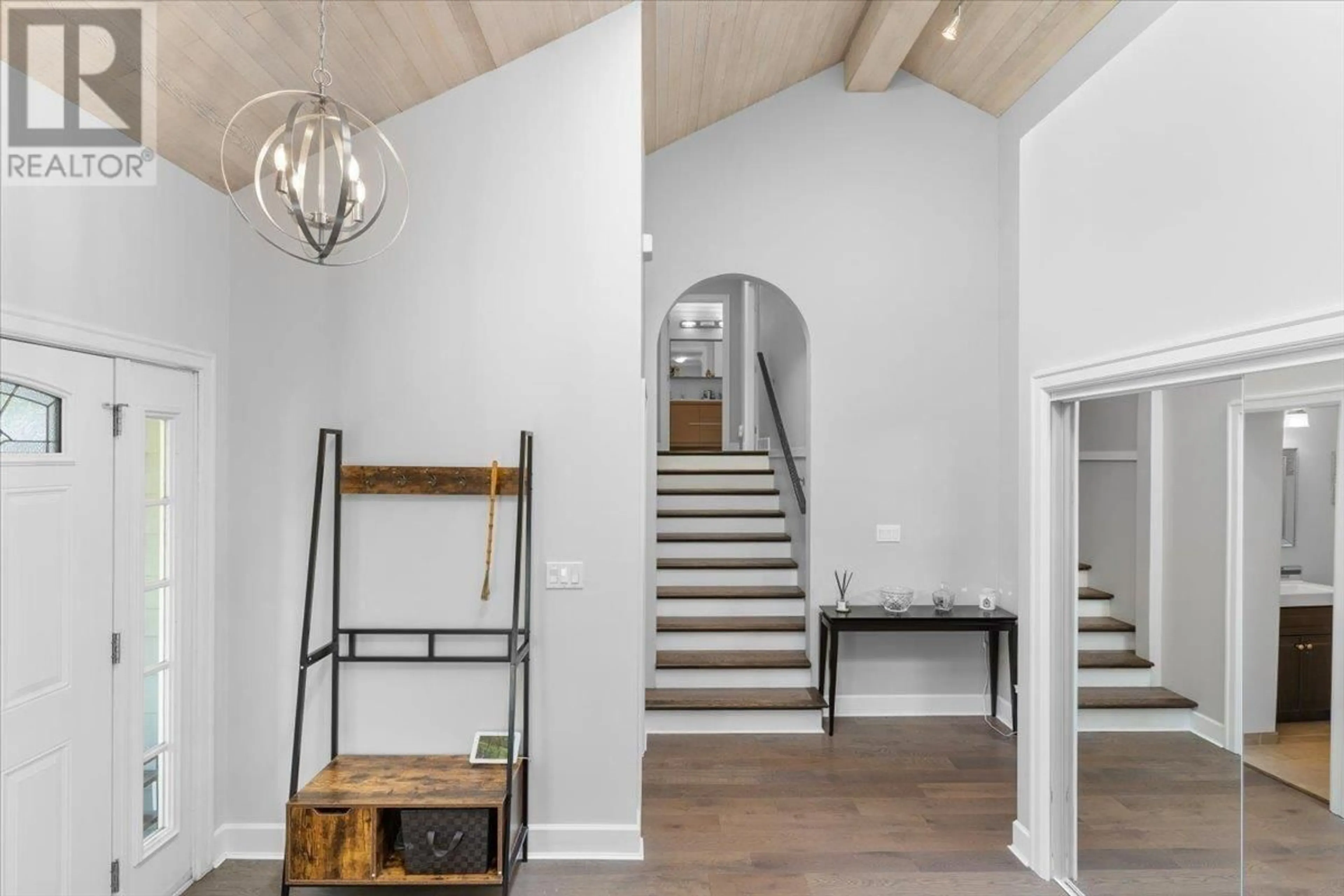 Indoor entryway for 2561 STONEY CREEK PLACE, Burnaby British Columbia V3J7S4