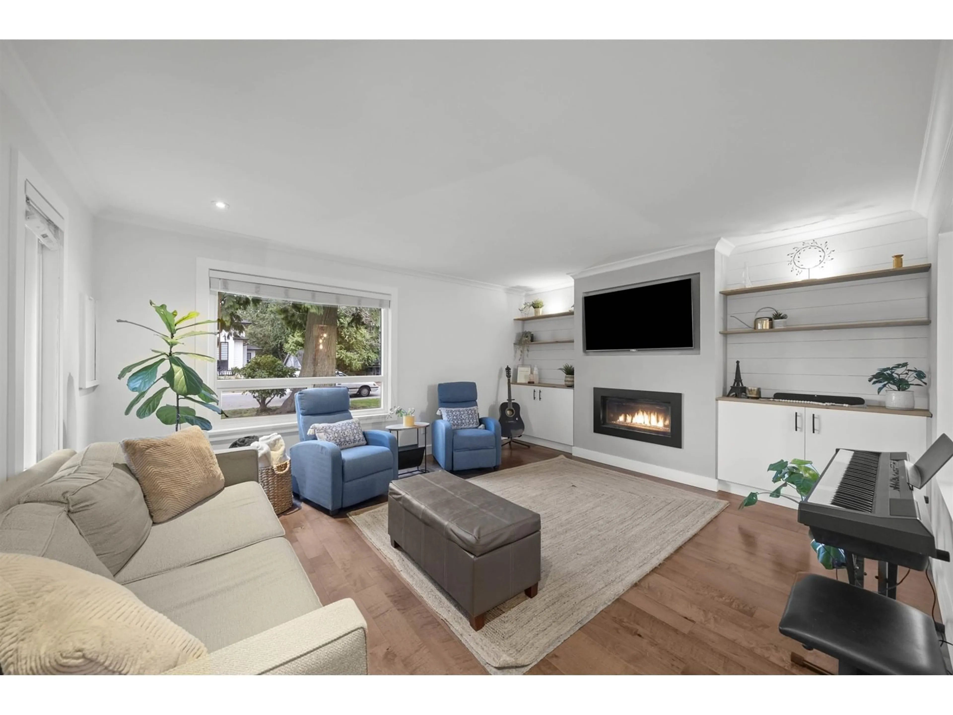 Living room with furniture, wood/laminate floor for 13507 15, Surrey British Columbia V4A5H4