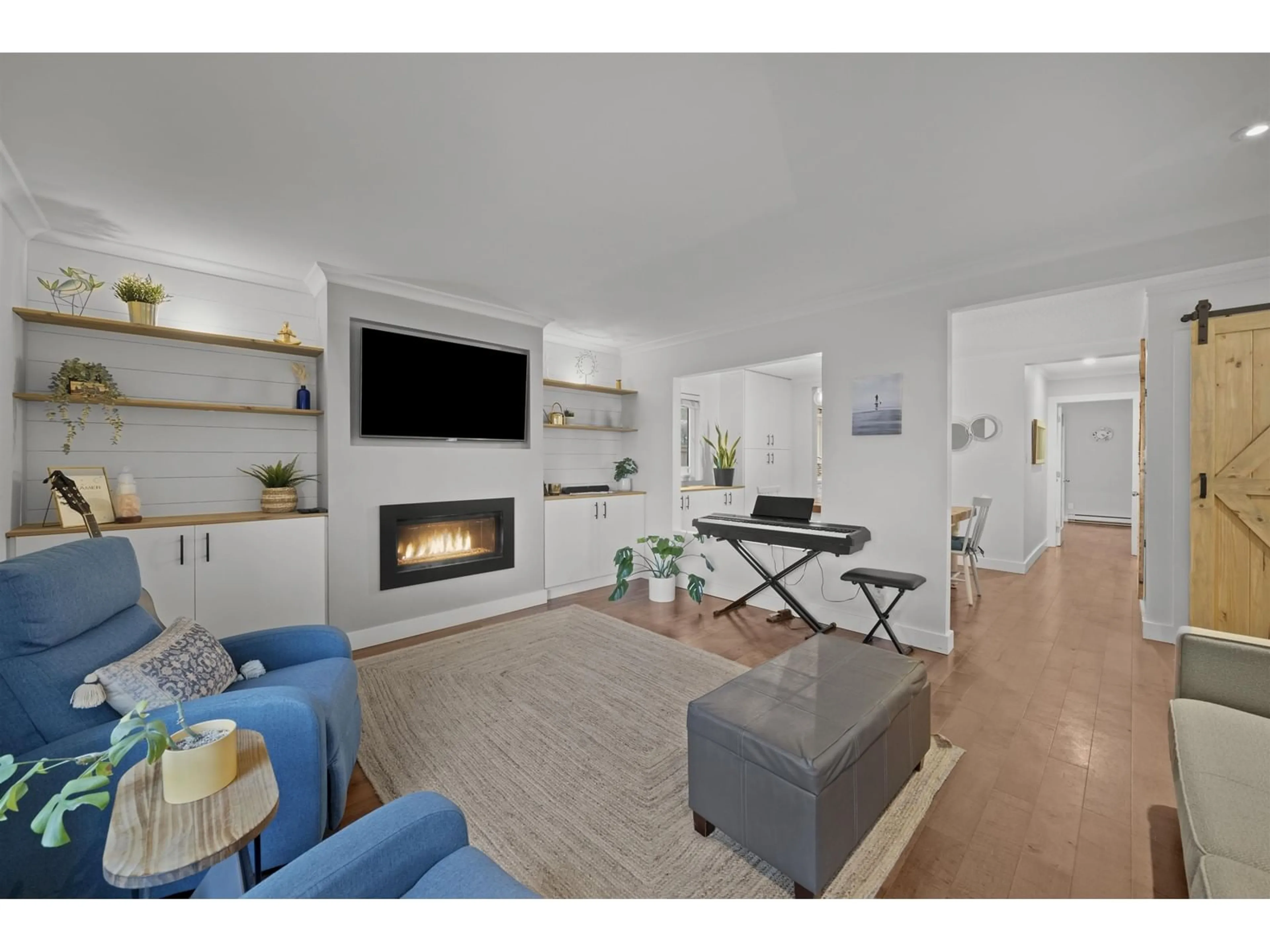 Living room with furniture, unknown for 13507 15, Surrey British Columbia V4A5H4