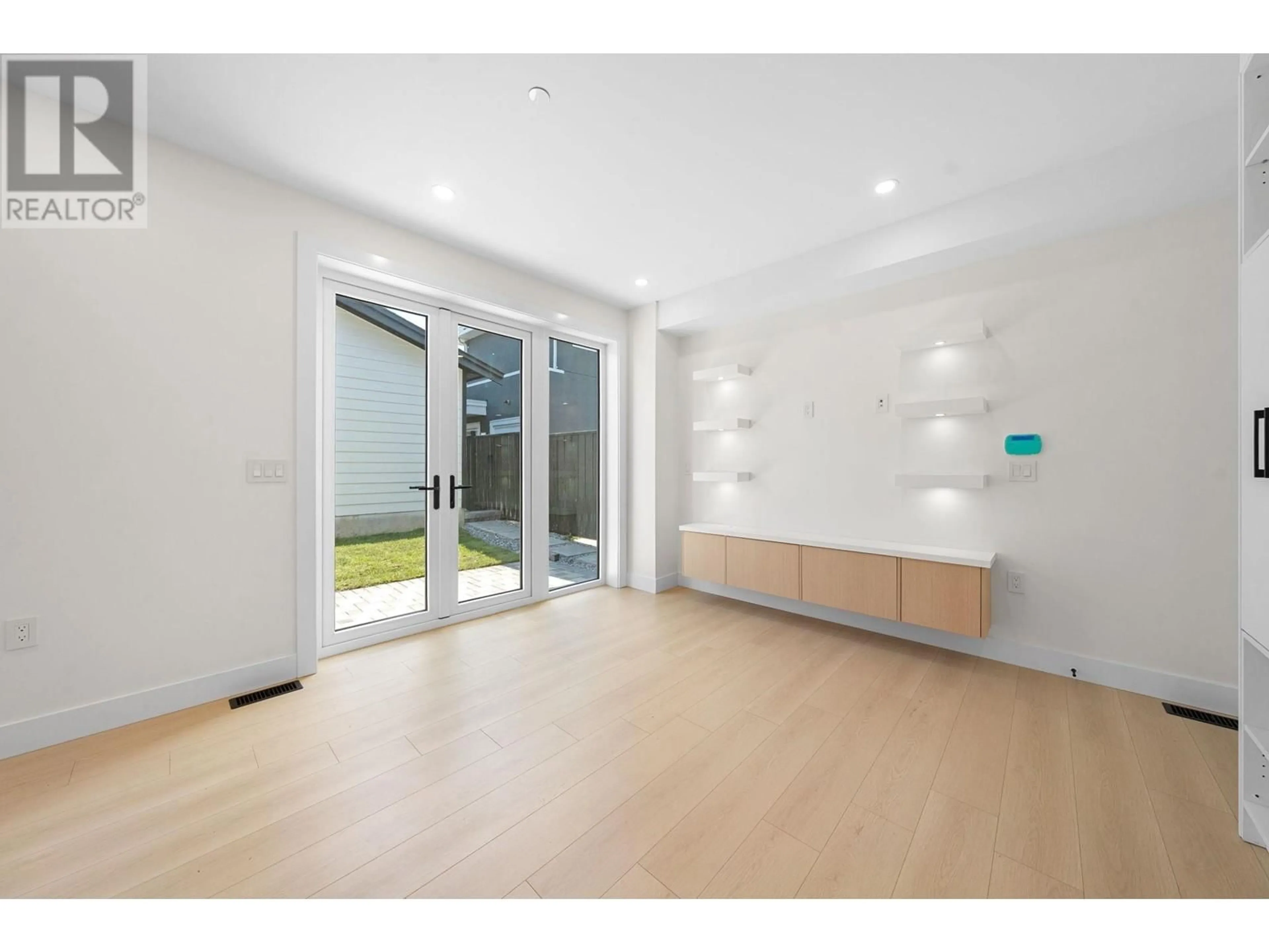 Indoor foyer for 2 - 3425 ARCHIMEDES STREET, Vancouver British Columbia V5R4W4