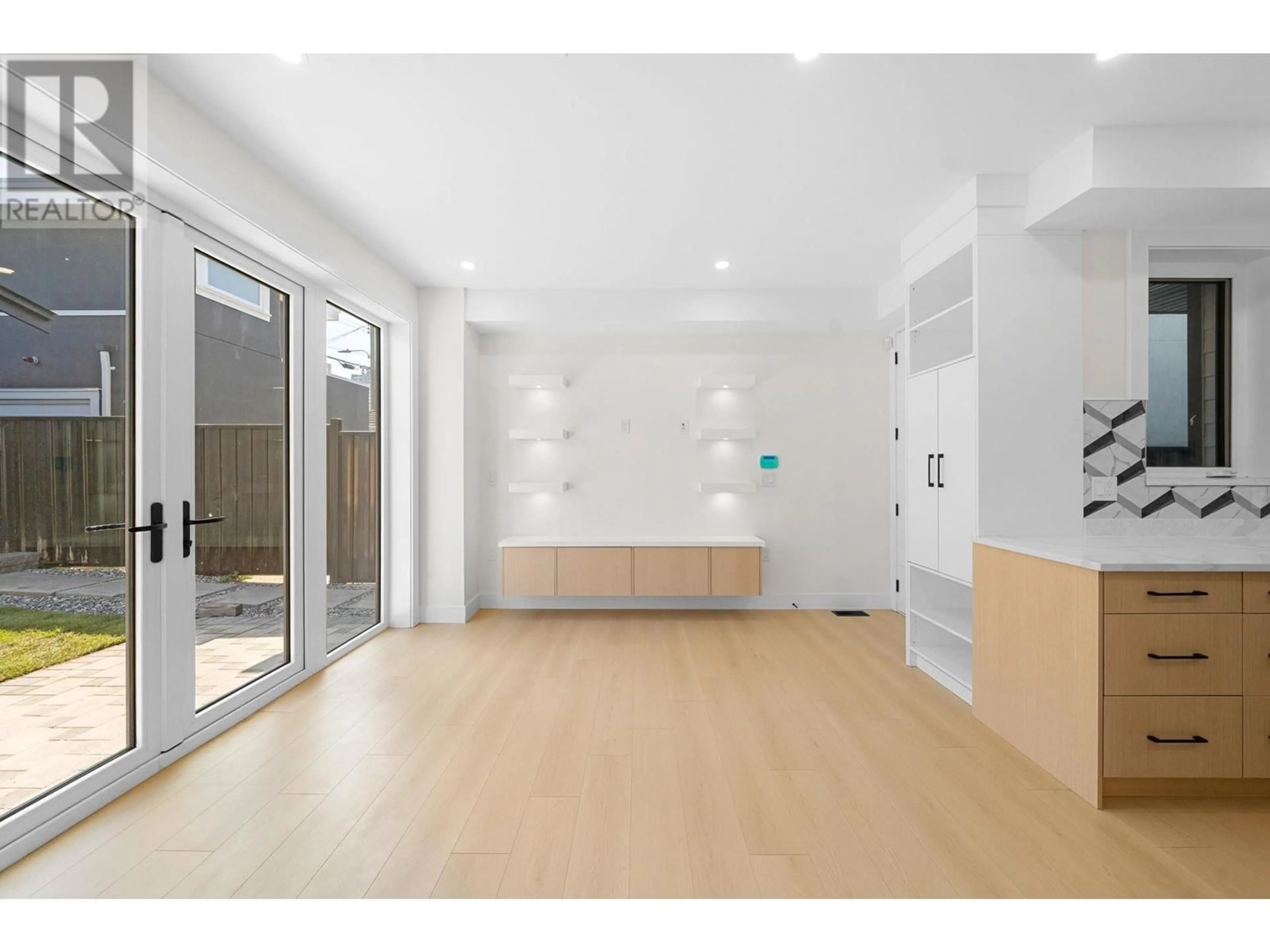 Indoor foyer for 2 - 3425 ARCHIMEDES STREET, Vancouver British Columbia V5R4W4