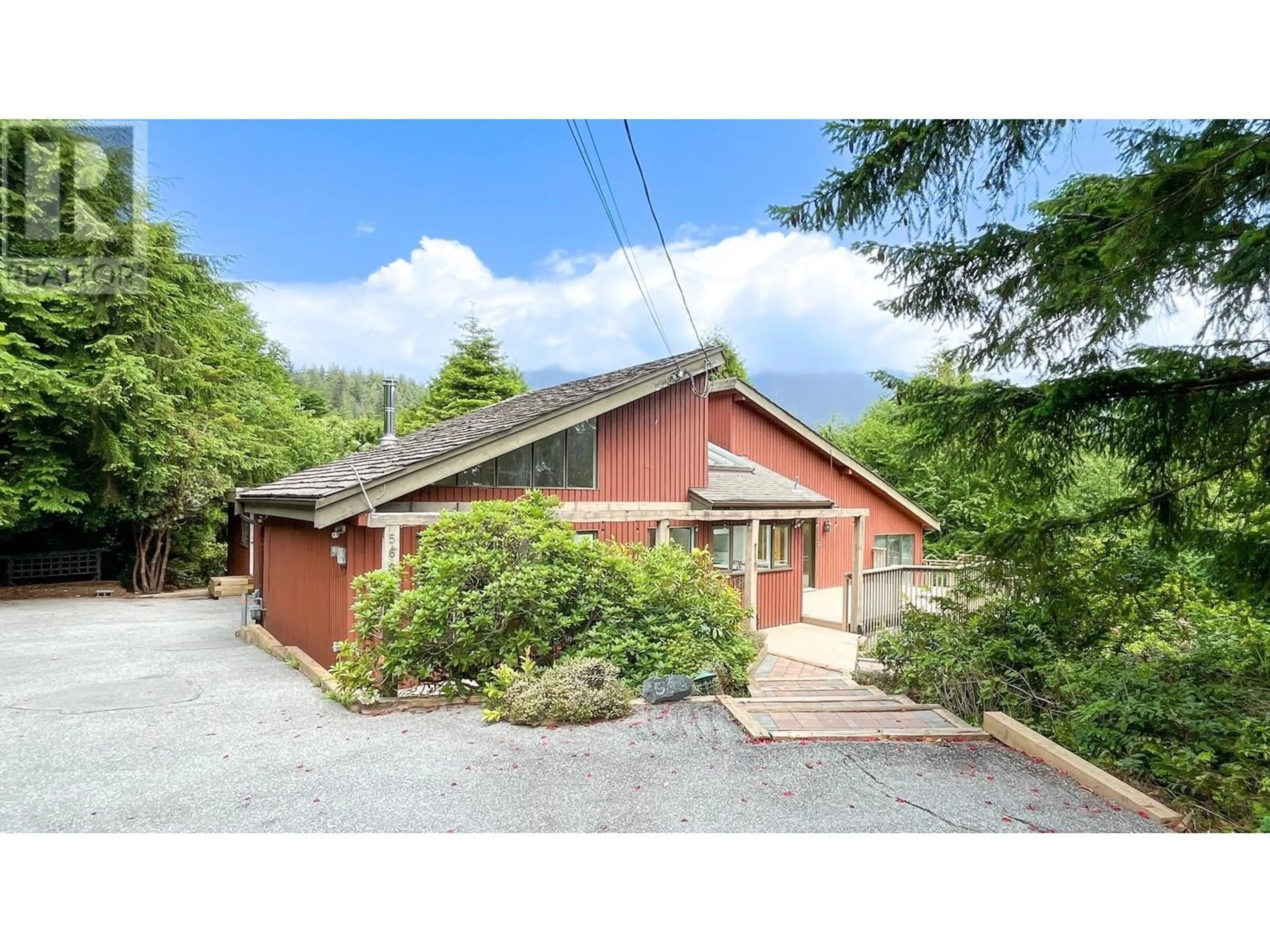 A pic from outside/outdoor area/front of a property/back of a property/a pic from drone, mountain view for 568 ST. ANDREWS PLACE, West Vancouver British Columbia V7S1V8