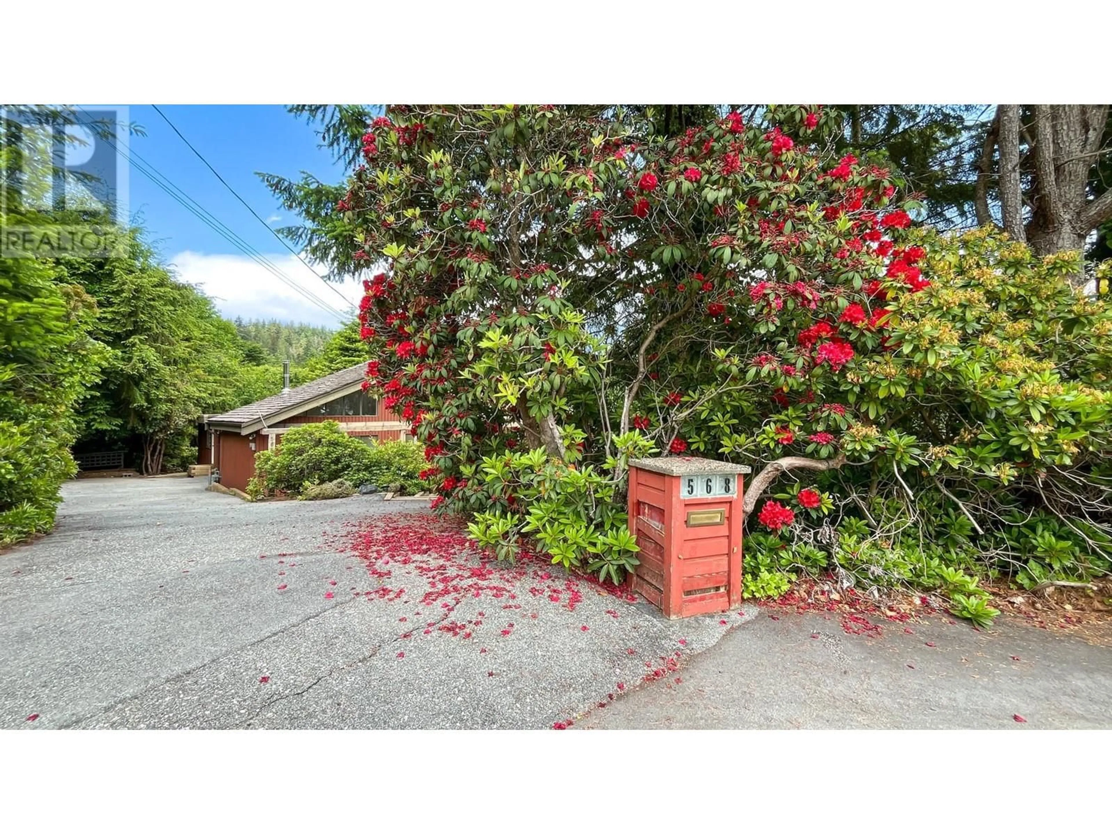 A pic from outside/outdoor area/front of a property/back of a property/a pic from drone, street for 568 ST. ANDREWS PLACE, West Vancouver British Columbia V7S1V8