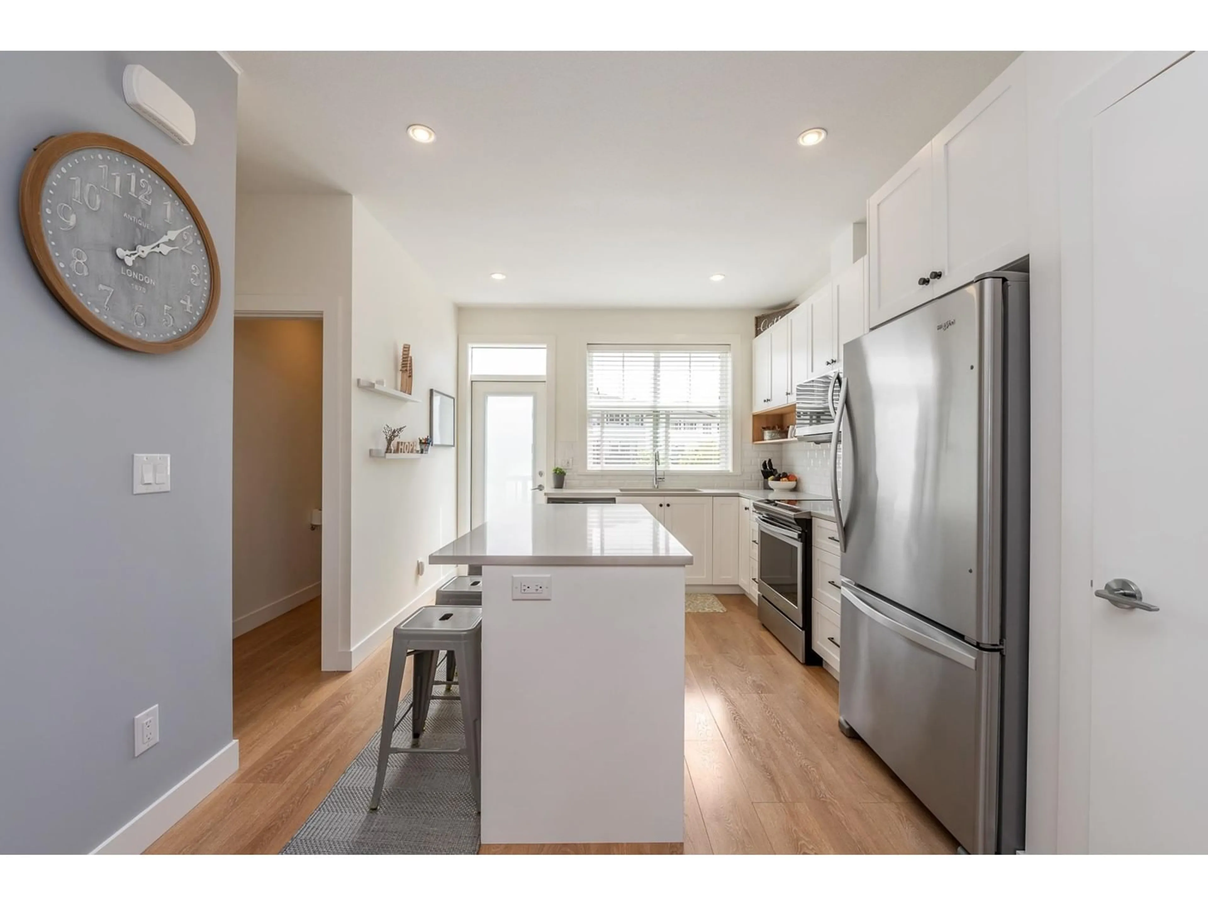 Open concept kitchen, wood/laminate floor for 106 - 27735 ROUNDHOUSE, Abbotsford British Columbia V4X0B9