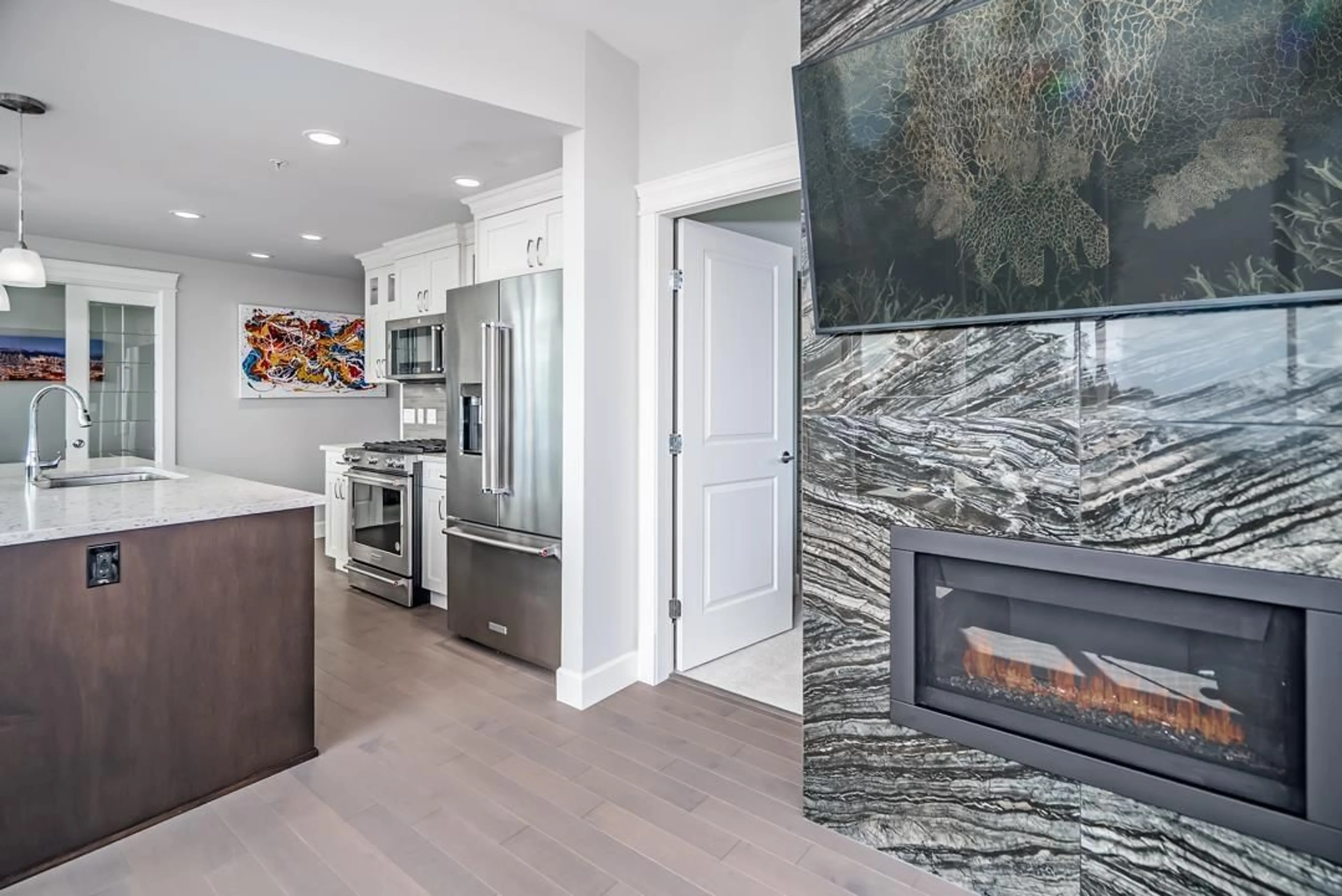 Open concept kitchen, ceramic/tile floor for 404 - 2180 GLADWIN, Abbotsford British Columbia V2S0H4