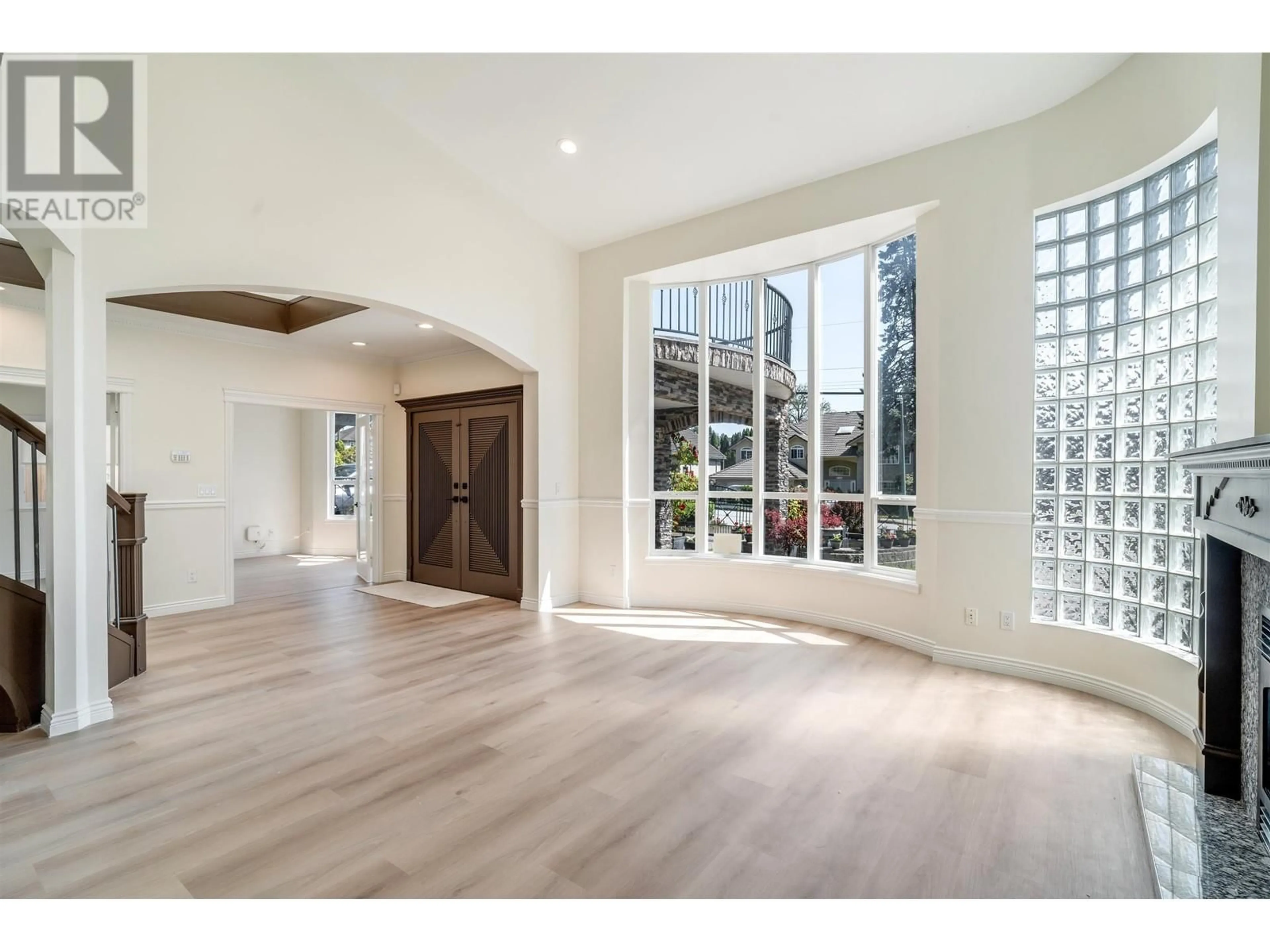 Indoor entryway for 639 CHAPMAN AVENUE, Coquitlam British Columbia V3J4A2