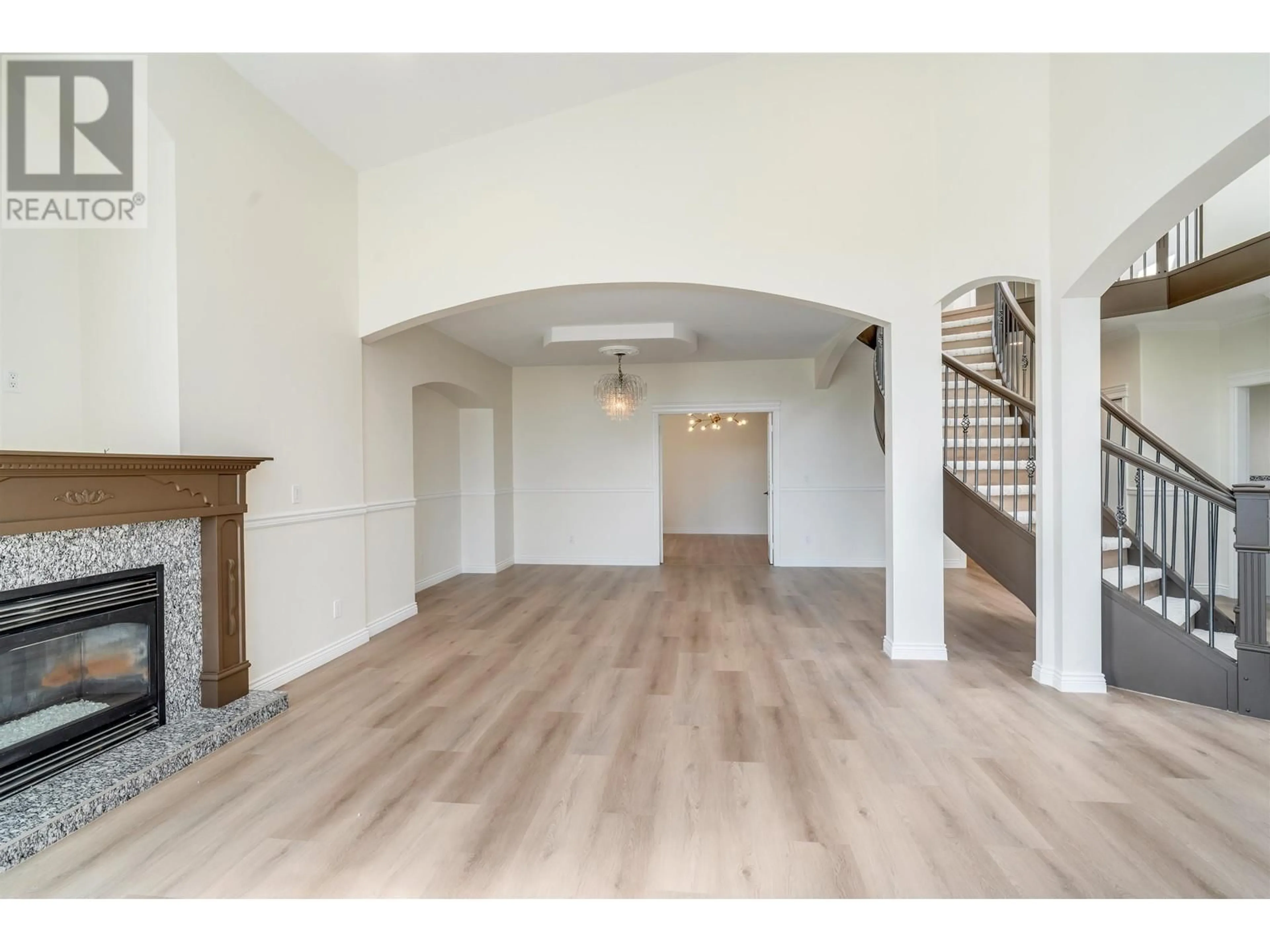 Indoor foyer for 639 CHAPMAN AVENUE, Coquitlam British Columbia V3J4A2