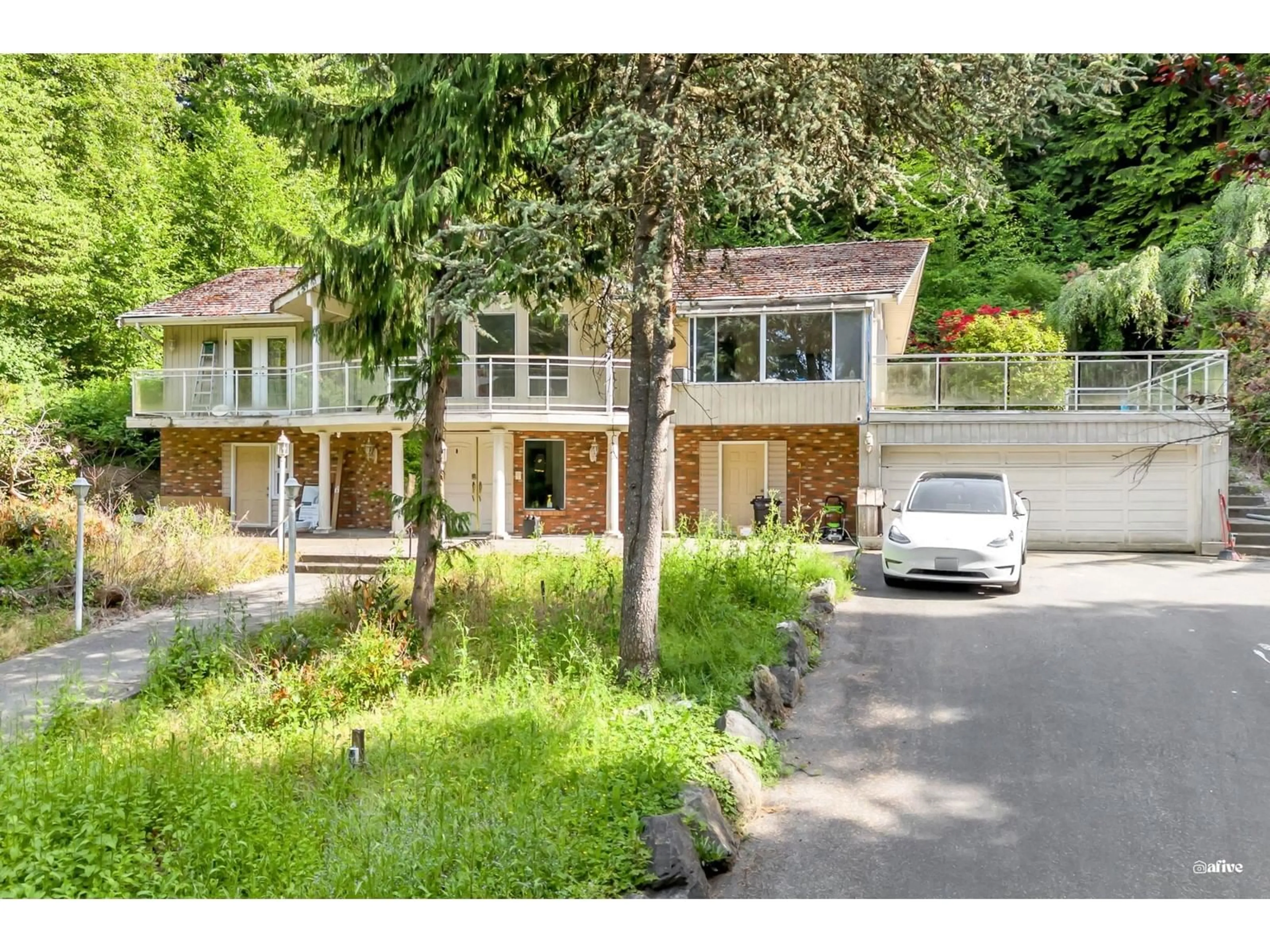 A pic from outside/outdoor area/front of a property/back of a property/a pic from drone, street for 13838 CRESCENT, Surrey British Columbia V4P1K8