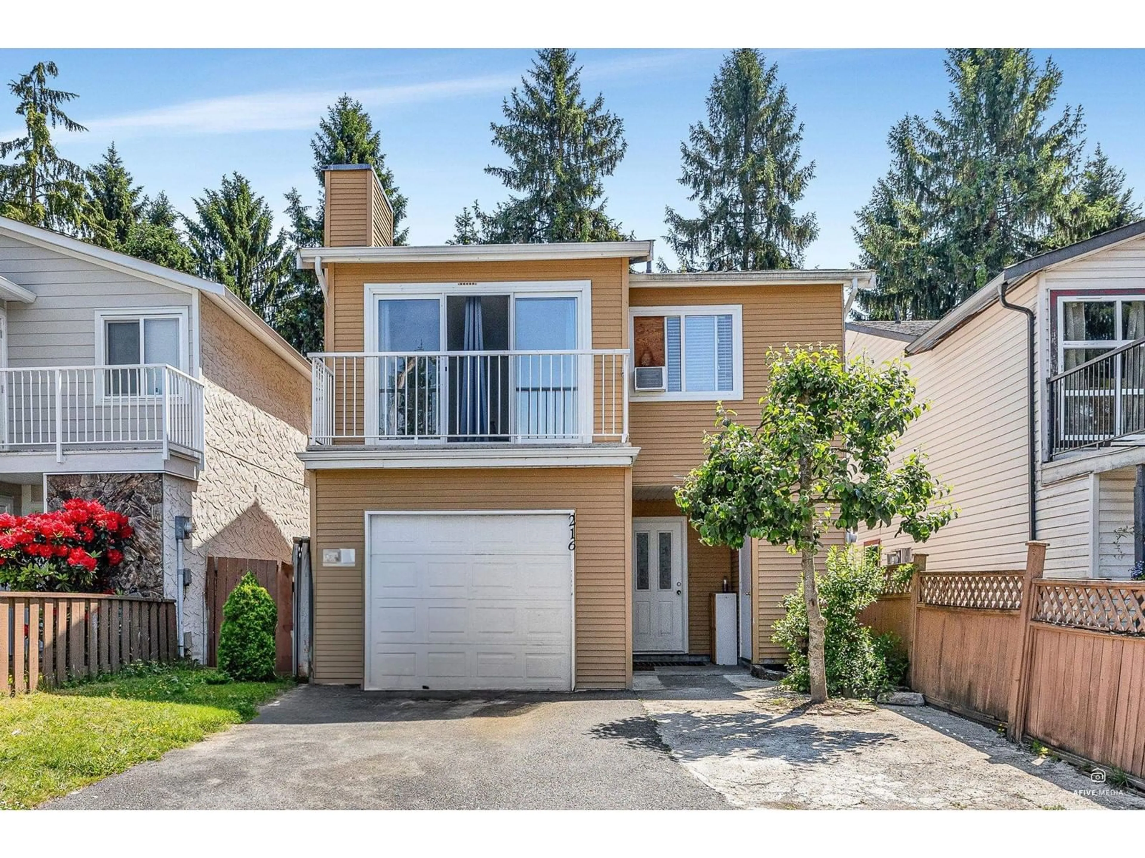 Home with vinyl exterior material, street for 216 DAVIS, Langley British Columbia V4W3K7