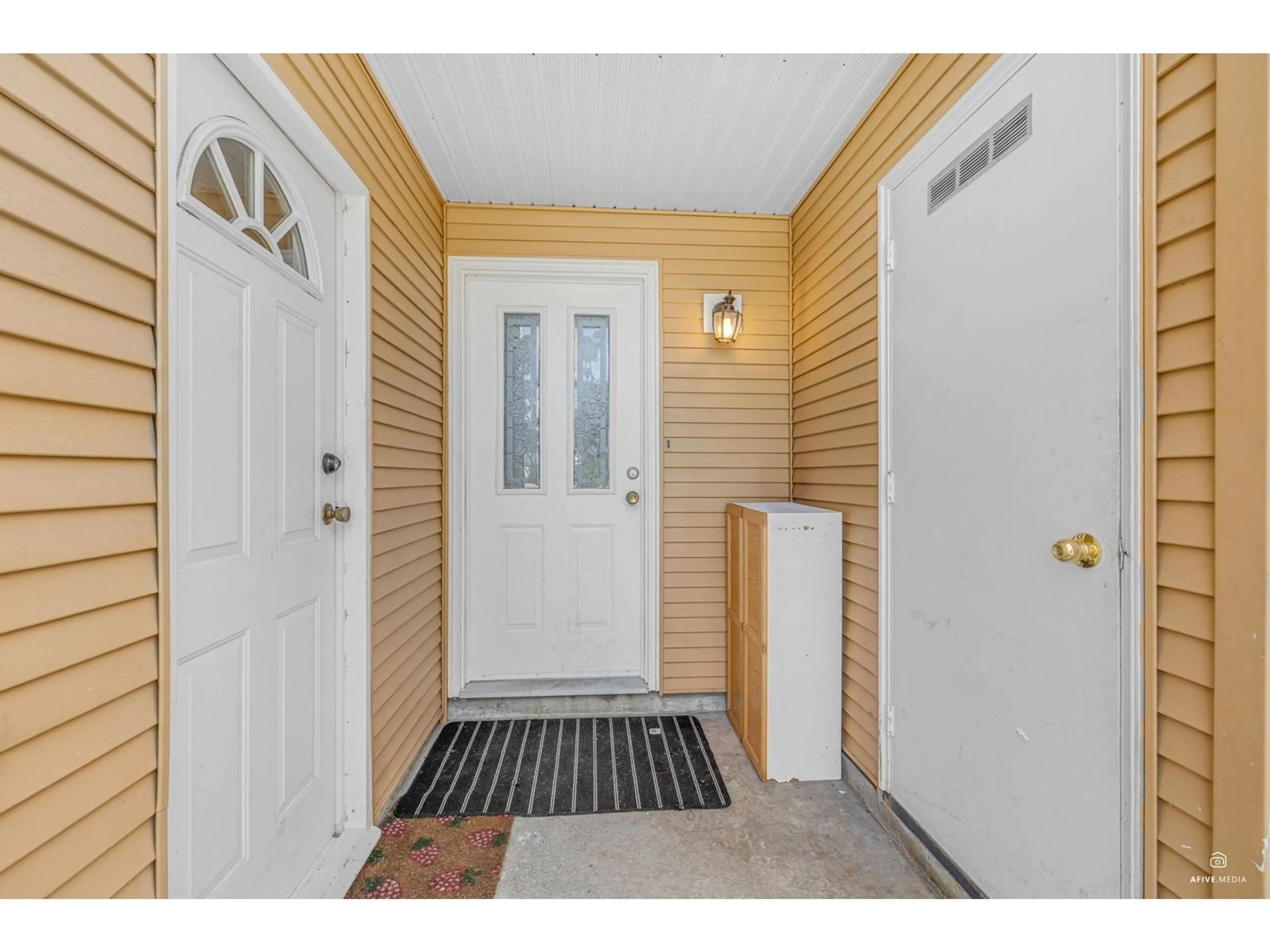 Indoor entryway for 216 DAVIS, Langley British Columbia V4W3K7