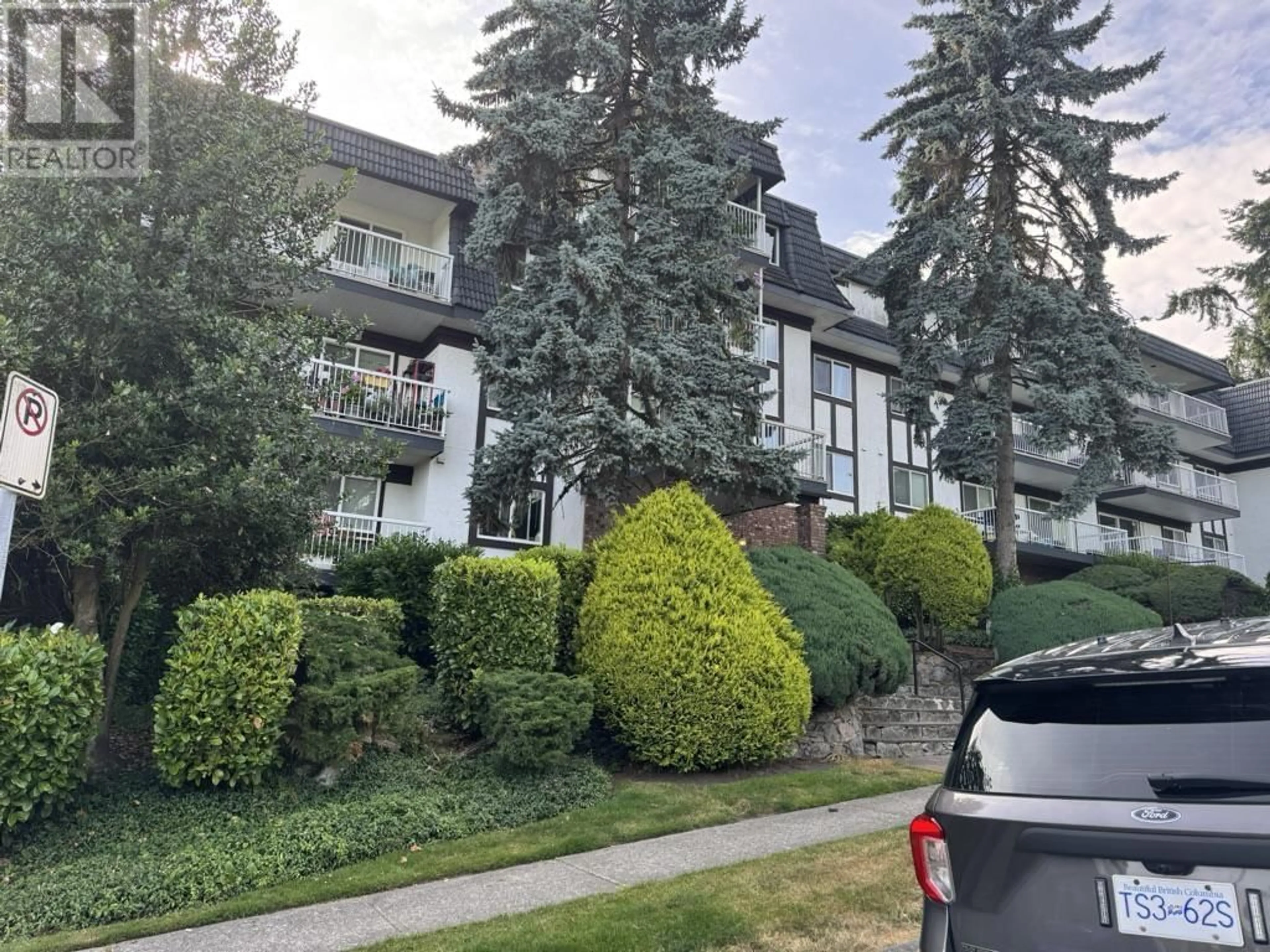 A pic from outside/outdoor area/front of a property/back of a property/a pic from drone, street for 202 - 371 ELLESMERE AVENUE, Burnaby British Columbia V5B3T1