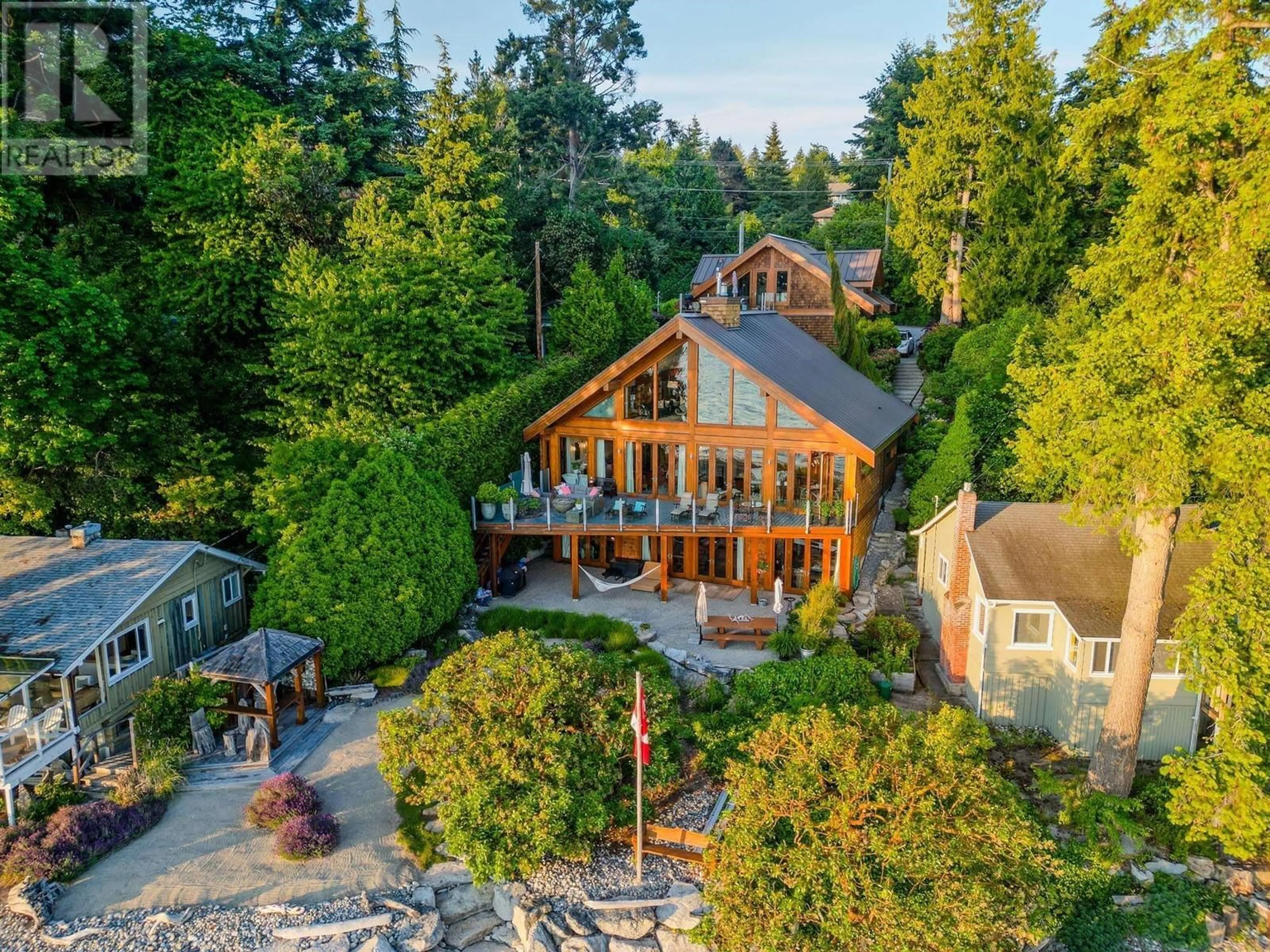 A pic from outside/outdoor area/front of a property/back of a property/a pic from drone, unknown for 4865 SUNSHINE COAST HIGHWAY, Sechelt British Columbia V7Z0B6
