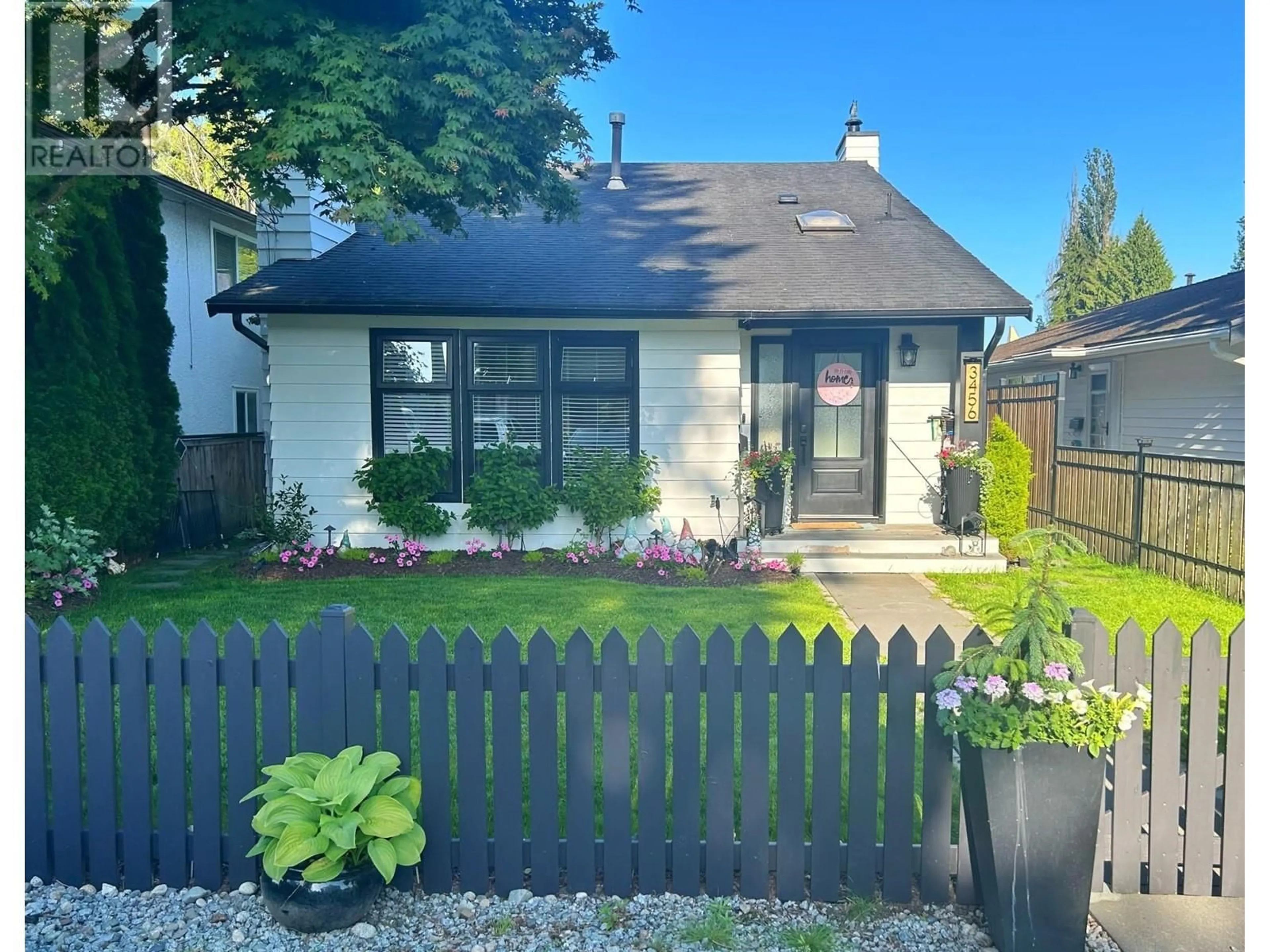 A pic from outside/outdoor area/front of a property/back of a property/a pic from drone, street for 3456 VINCENT STREET, Port Coquitlam British Columbia V3B3T7