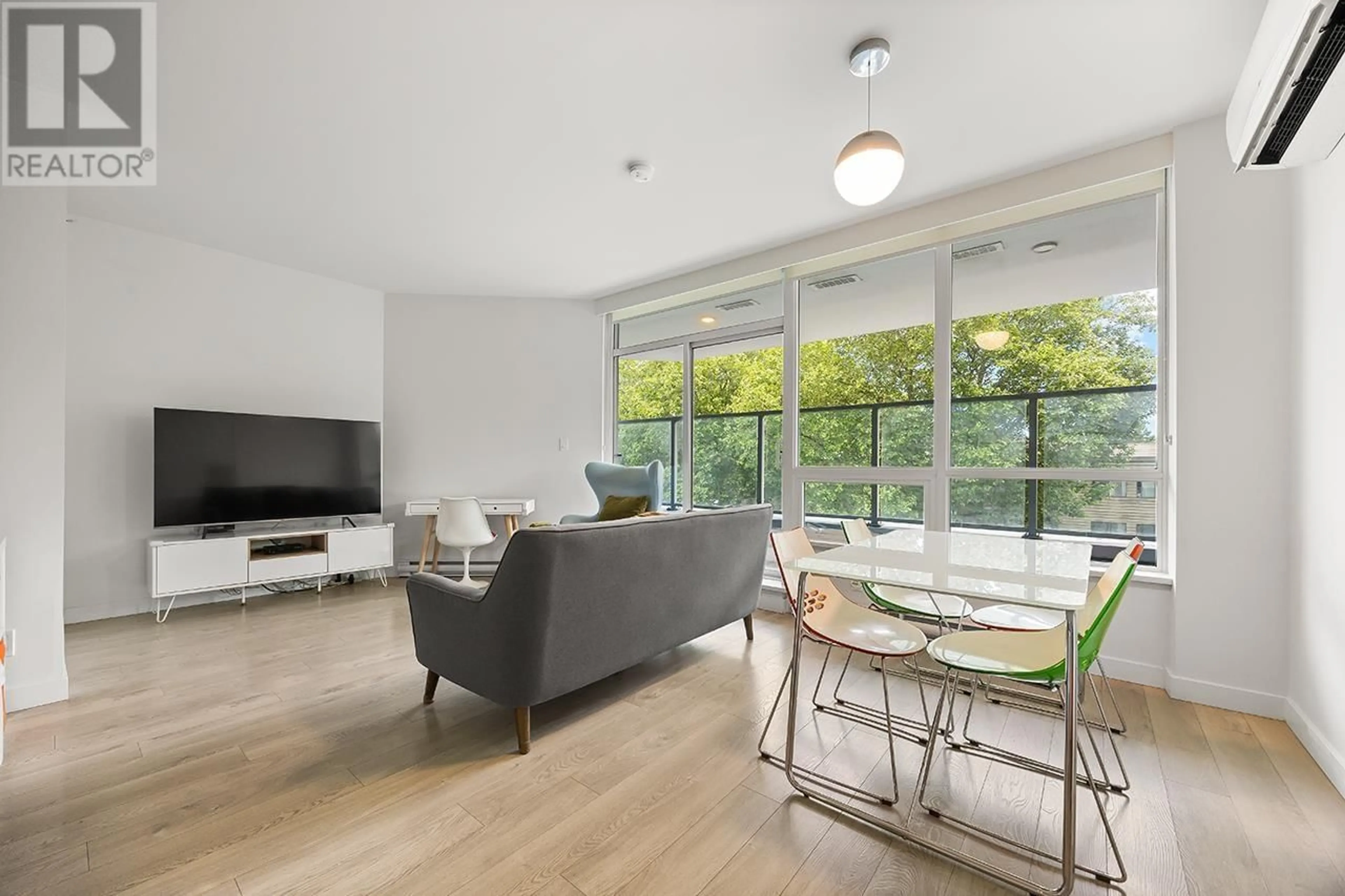 Living room with furniture, wood/laminate floor for 520 - 5599 COONEY ROAD, Richmond British Columbia V6X0N8