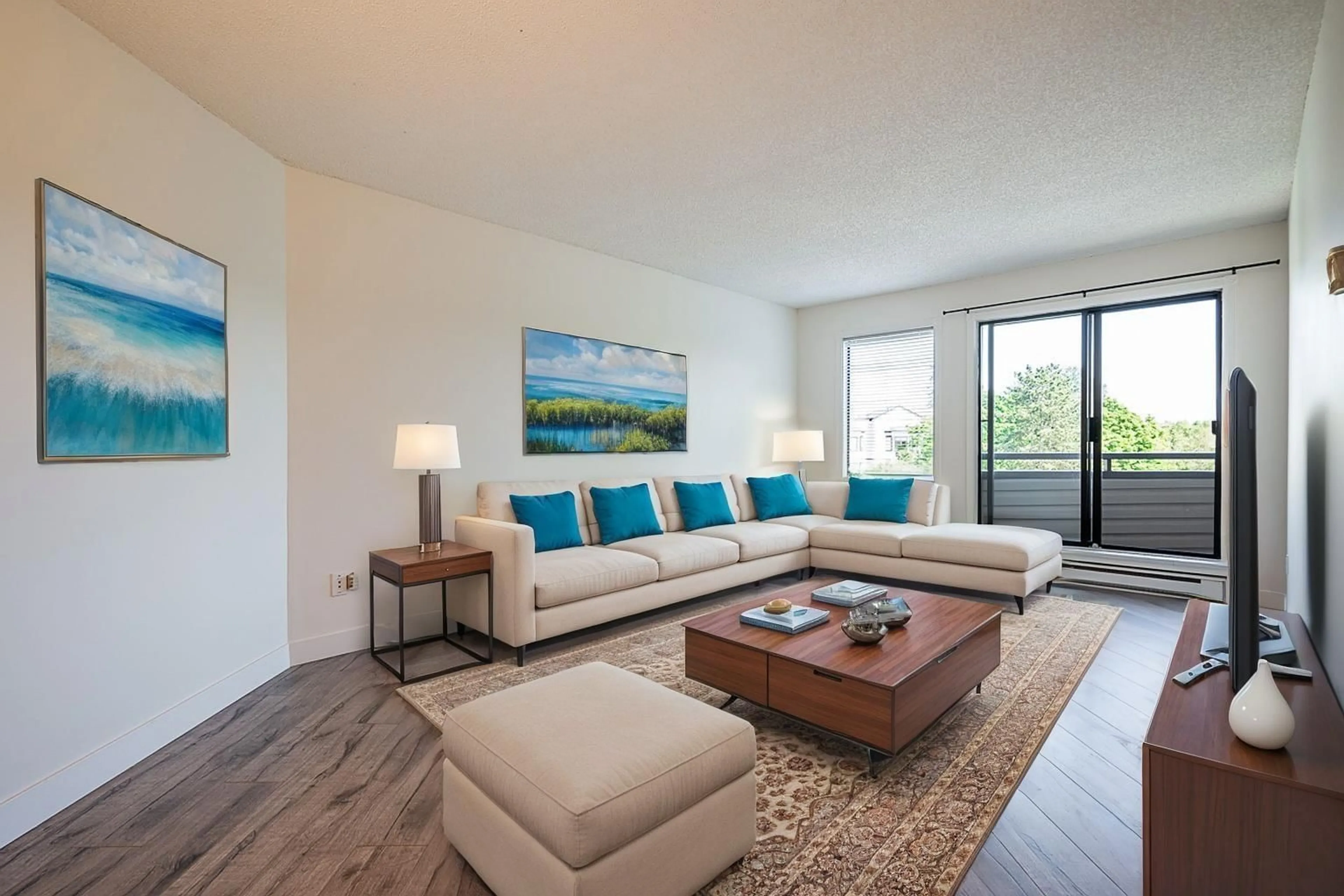 Living room with furniture, wood/laminate floor for 311 - 5294 204, Langley British Columbia V3A1Z1