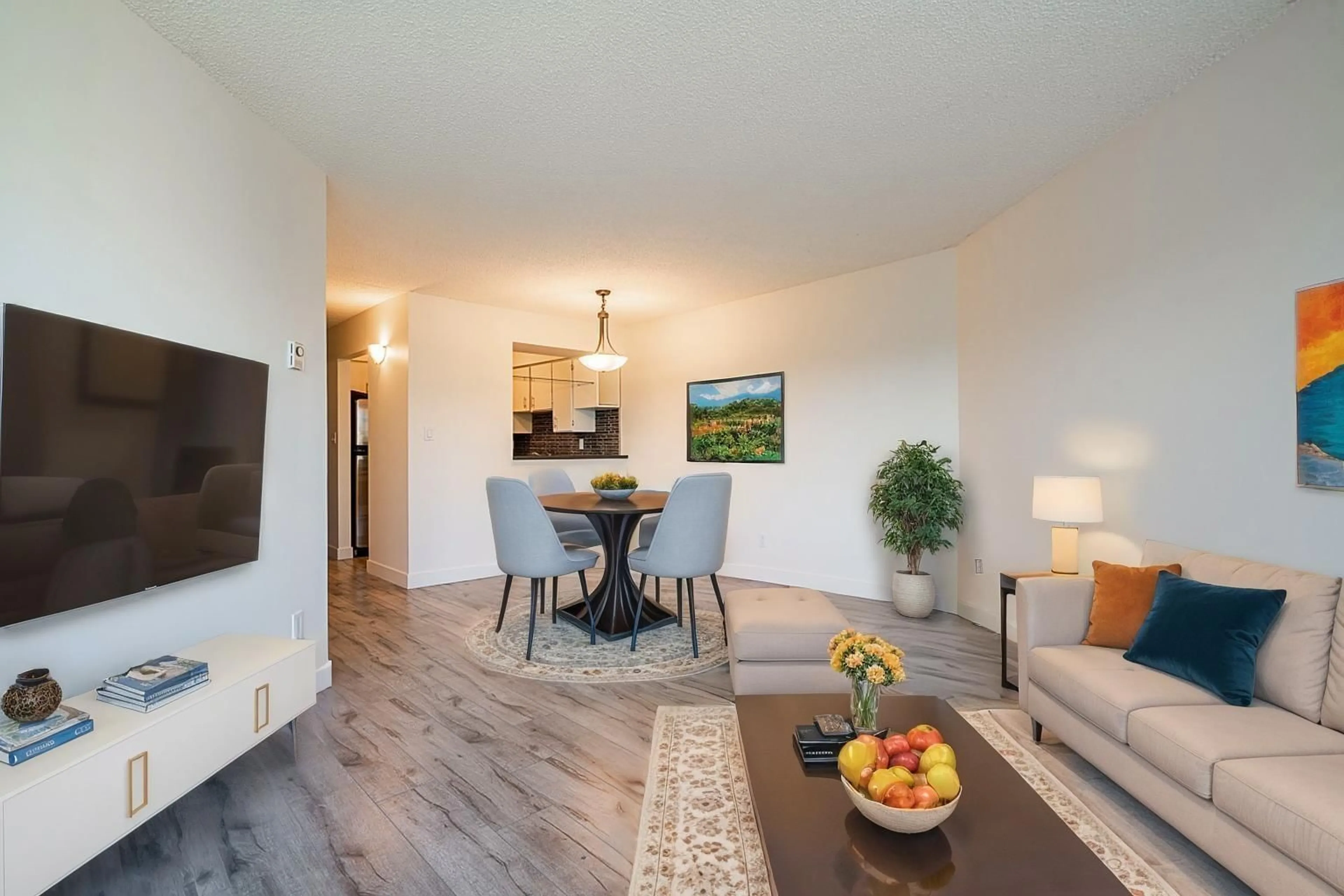 Living room with furniture, wood/laminate floor for 311 - 5294 204, Langley British Columbia V3A1Z1