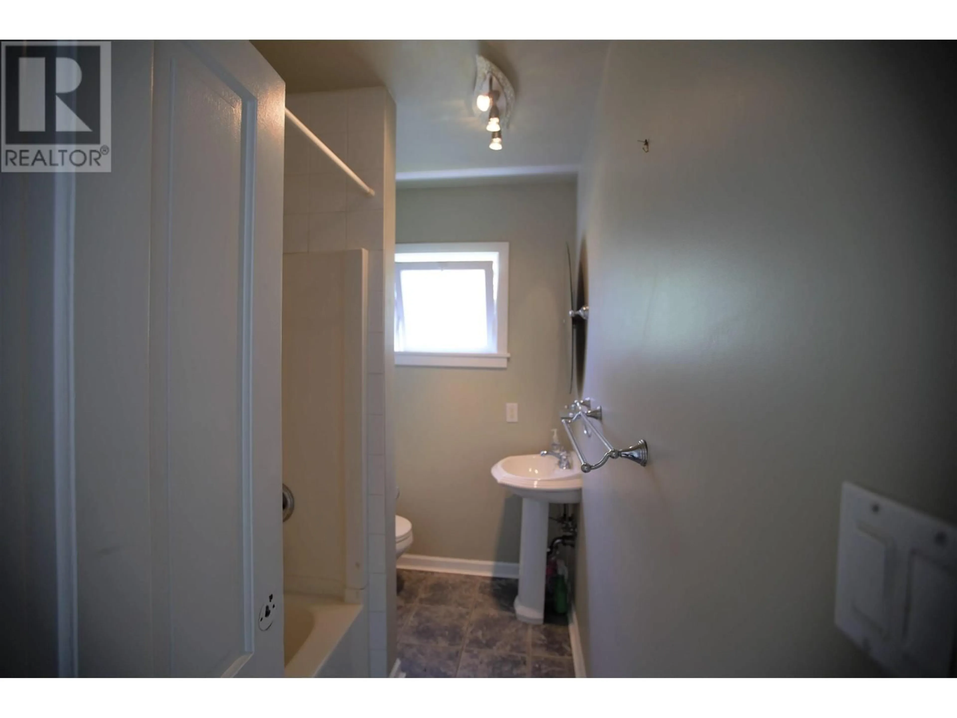 Standard bathroom, ceramic/tile floor for 940 IOCO ROAD, Port Moody British Columbia V3H2X1