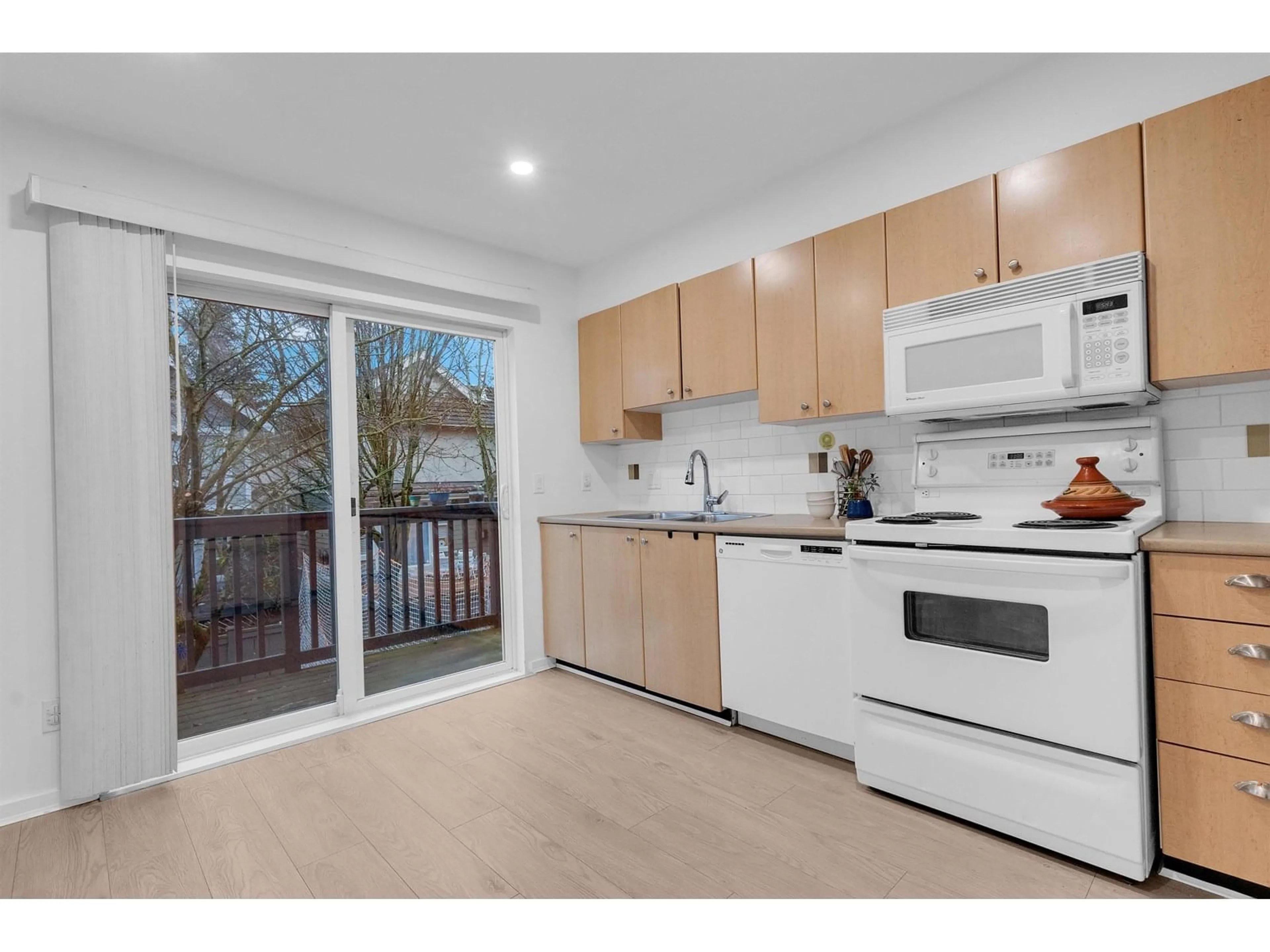 Standard kitchen, wood/laminate floor for 162 - 15236 36, Surrey British Columbia V3Z2B3
