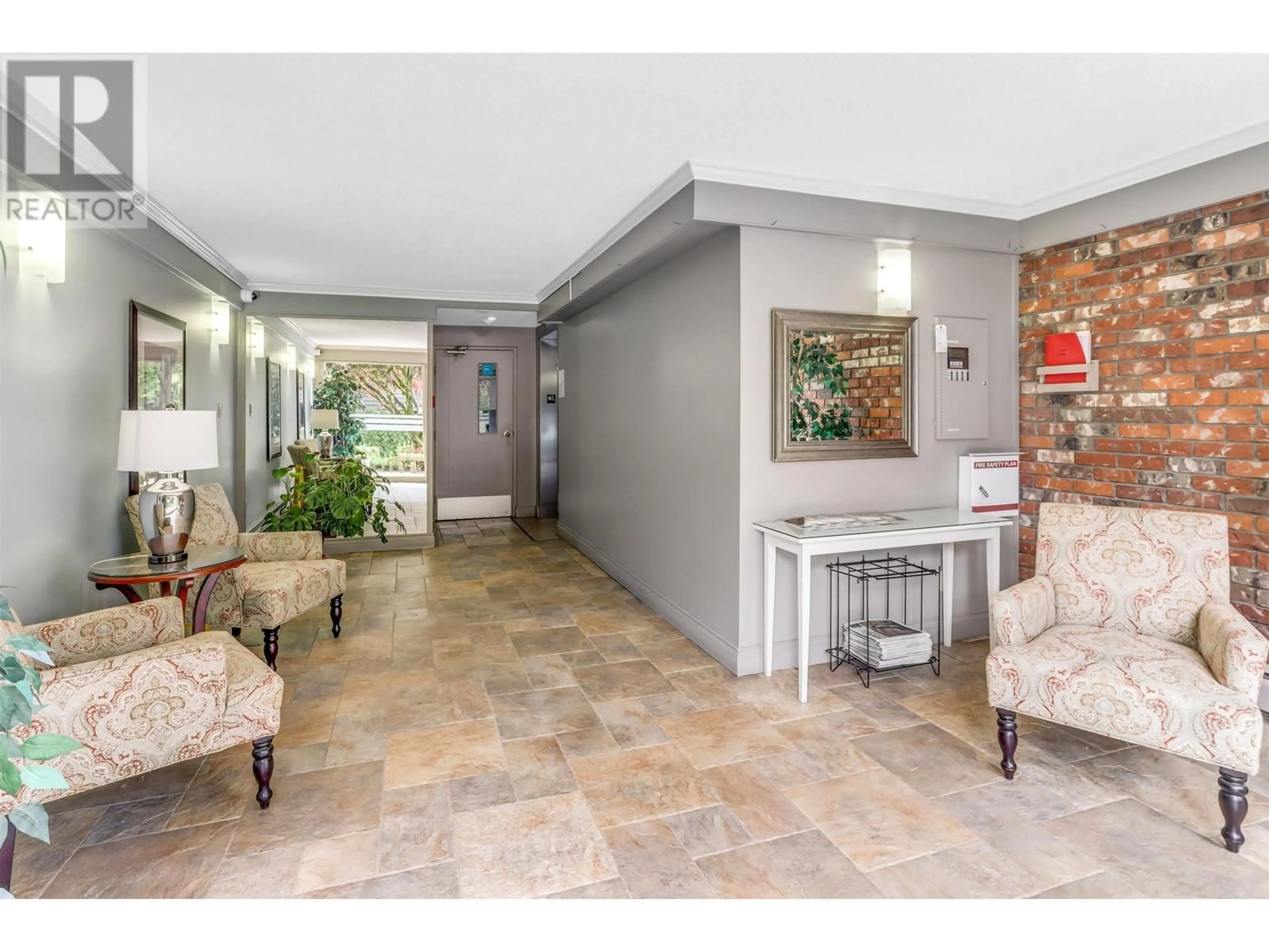 Indoor foyer for 1214 - 235 KEITH ROAD, West Vancouver British Columbia V7T1L5