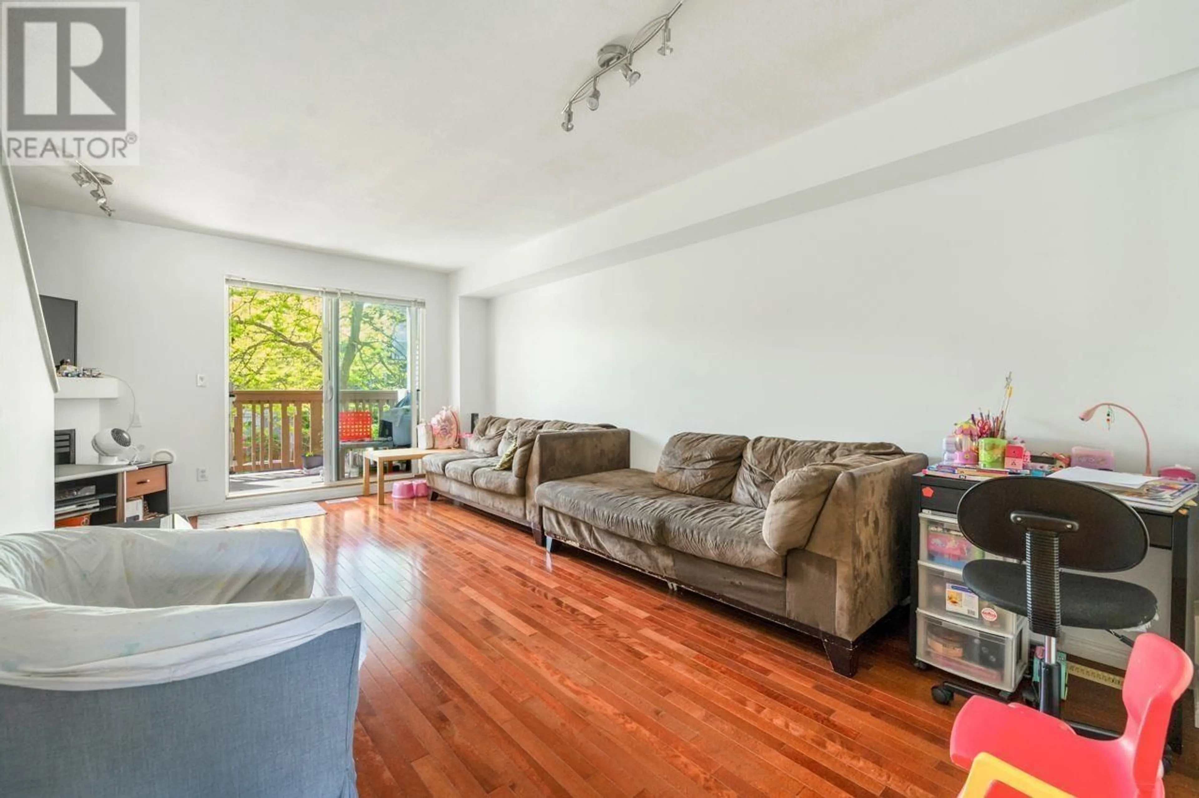 Living room with furniture, wood/laminate floor for 15 - 7100 LYNNWOOD DRIVE, Richmond British Columbia V7C5S8