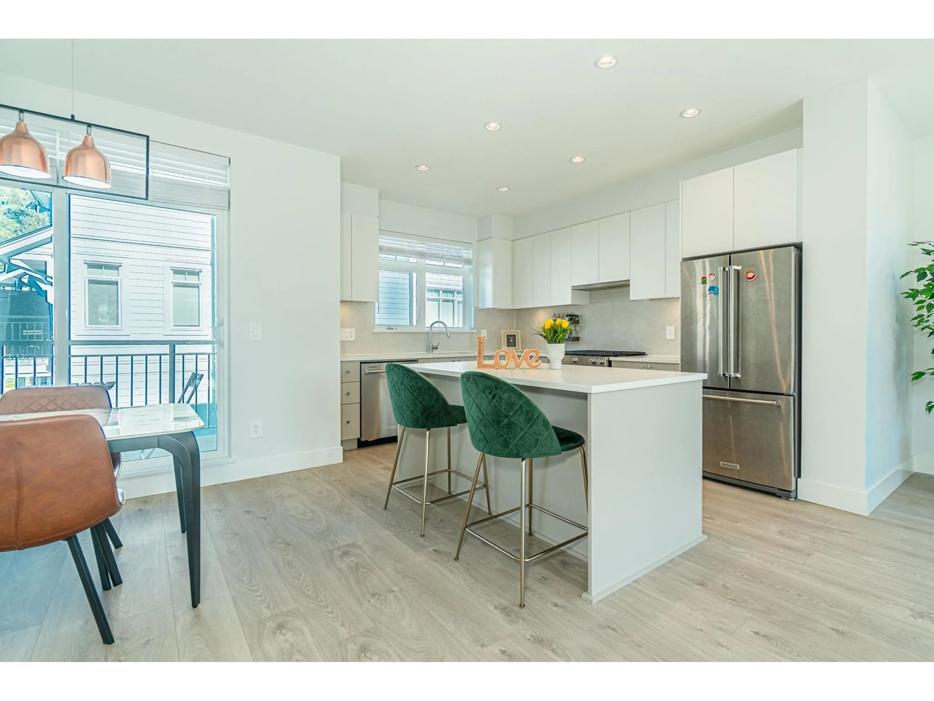 Open concept kitchen, wood/laminate floor for 18 - 2070 OAK MEADOWS, Surrey British Columbia V3Z1J1