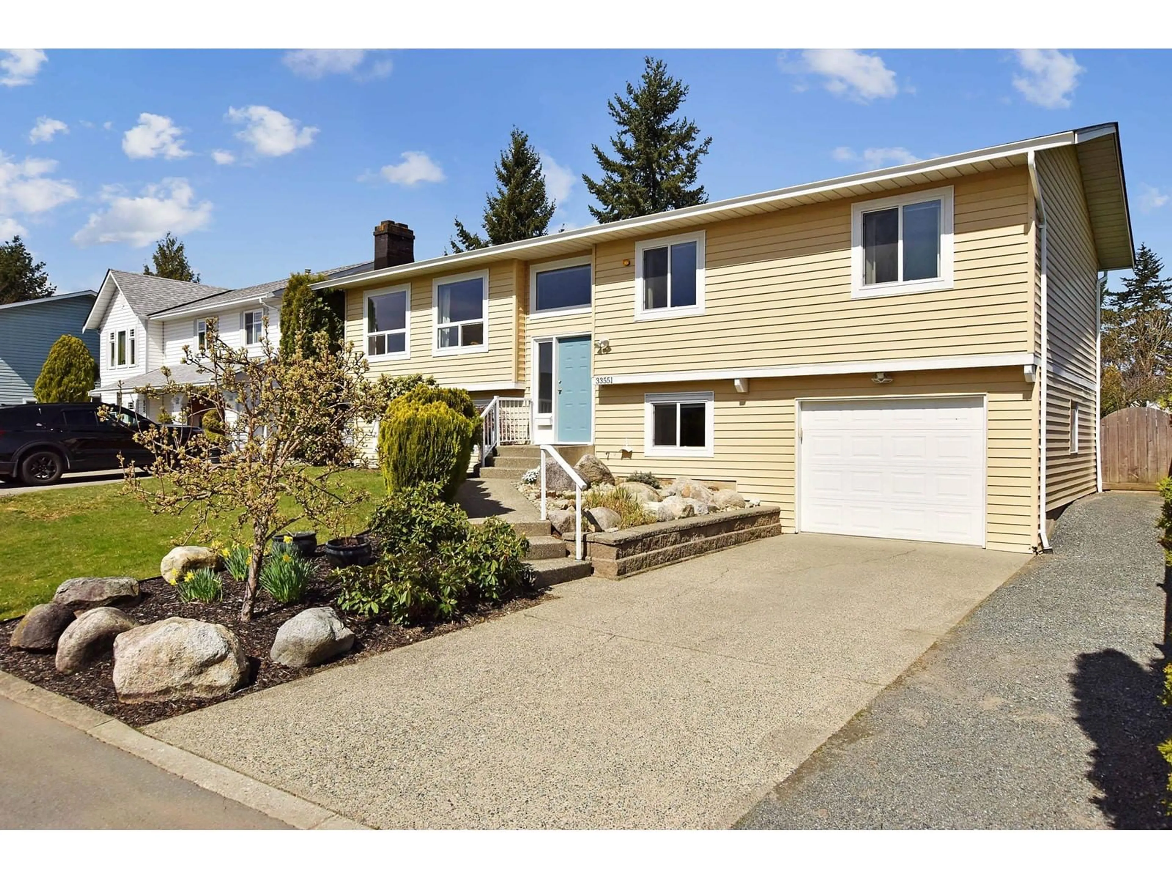 Home with vinyl exterior material, street for 33551 KINSALE, Abbotsford British Columbia V2S8B2