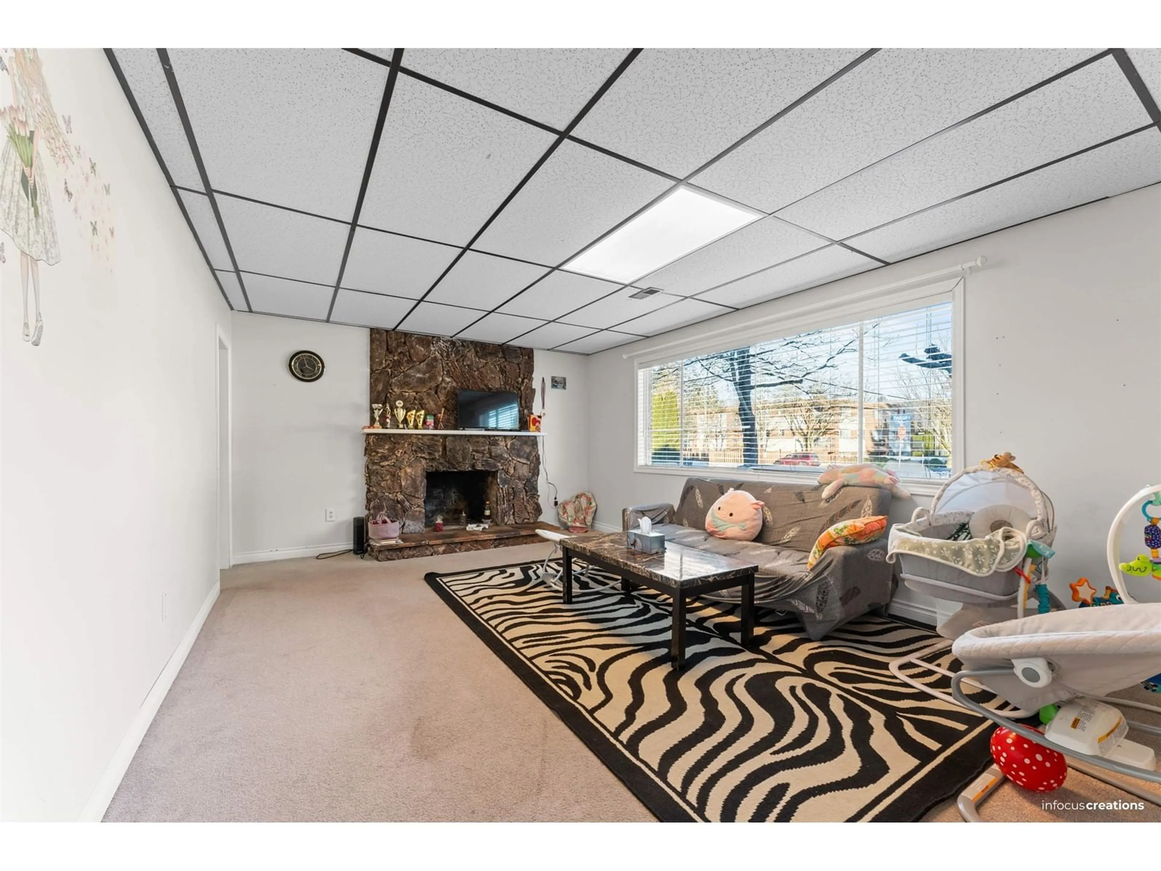 Living room with furniture, unknown for 2091 PAULSON, Abbotsford British Columbia V2S1M6