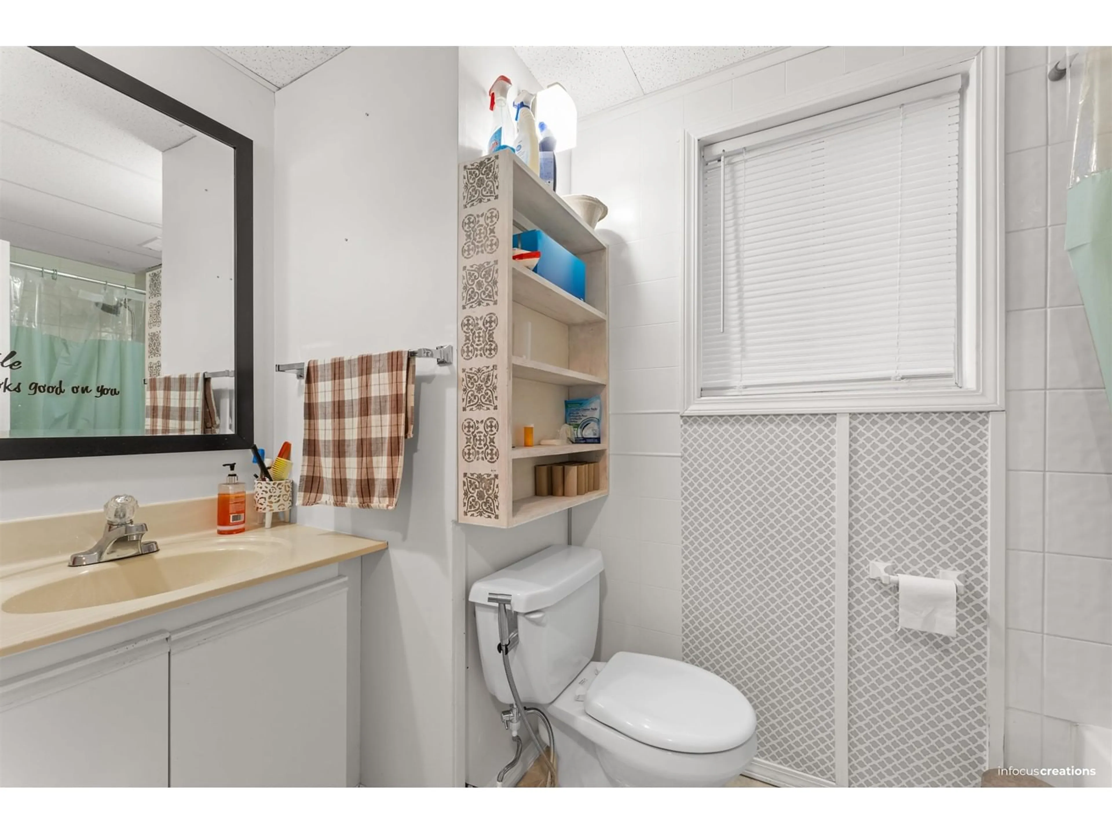 Standard bathroom, ceramic/tile floor for 2091 PAULSON, Abbotsford British Columbia V2S1M6