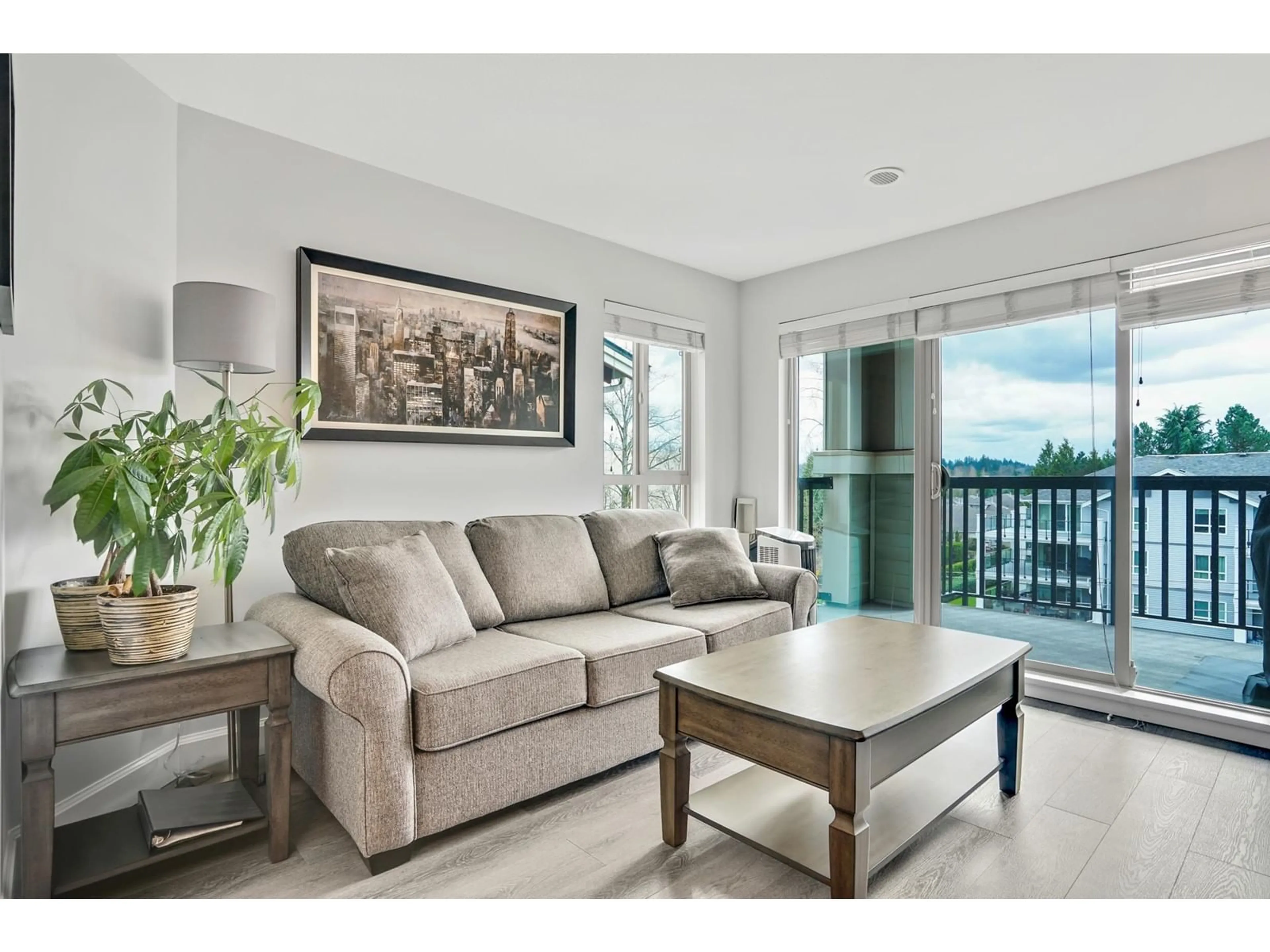 Living room with furniture, unknown for 424 - 21009 56, Langley British Columbia V3A0C9