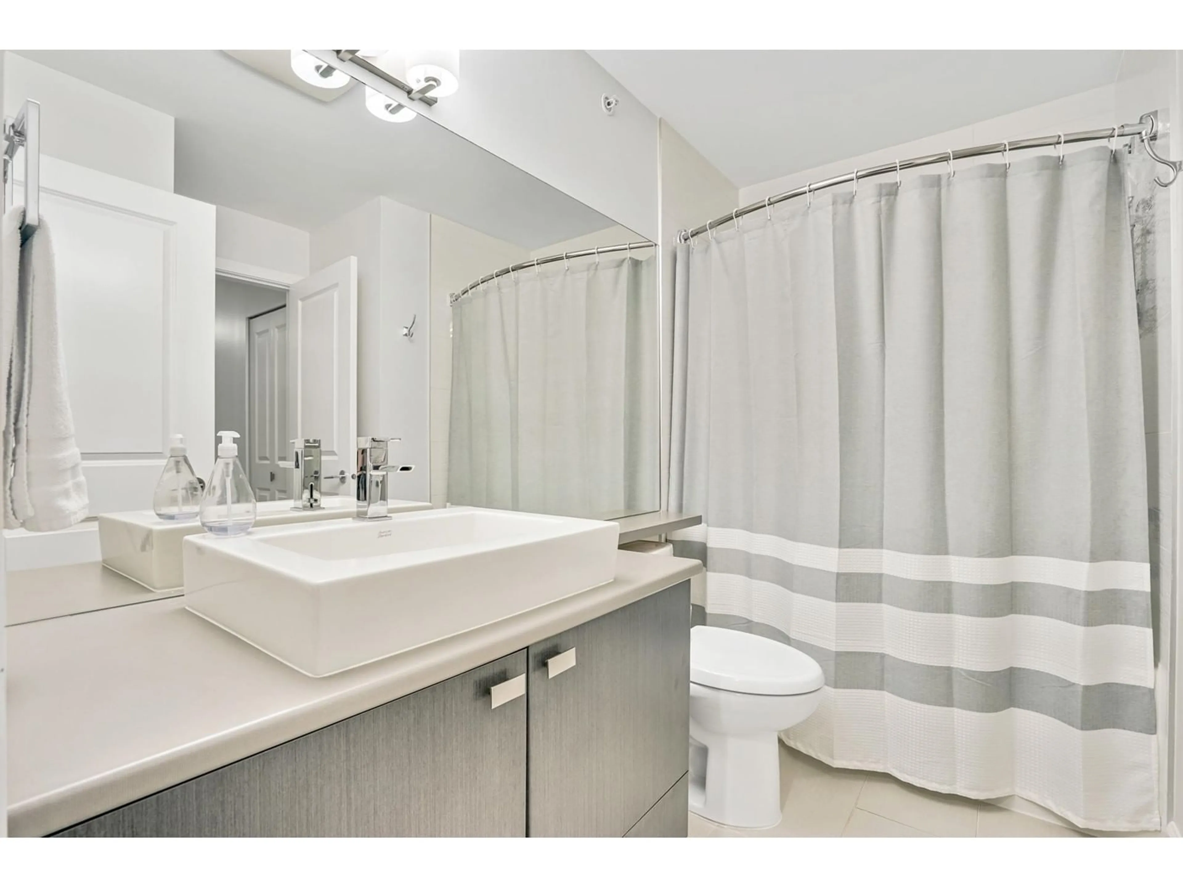 Standard bathroom, unknown for 424 - 21009 56, Langley British Columbia V3A0C9