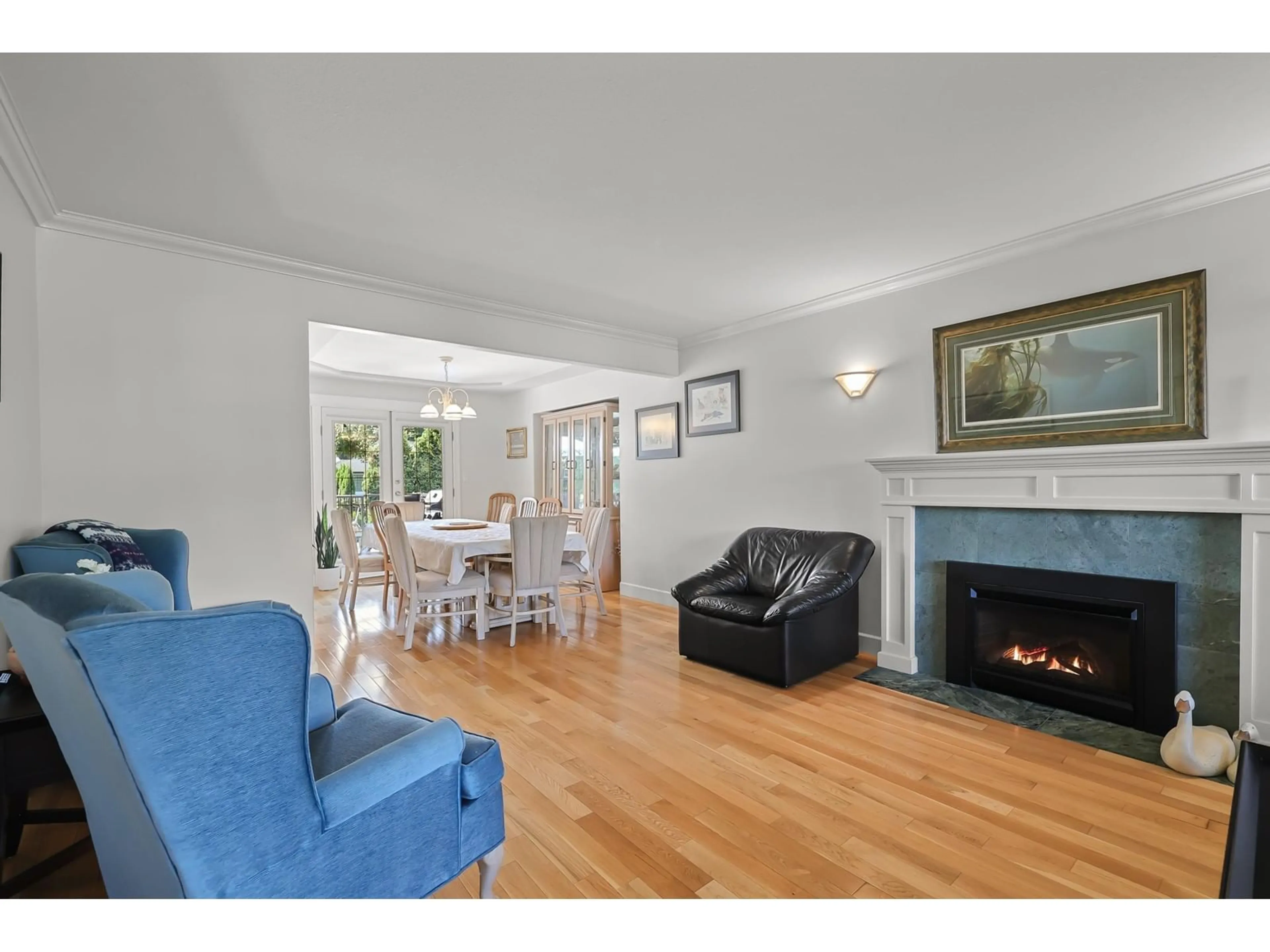 Living room with furniture, wood/laminate floor for 14860 82A, Surrey British Columbia V3S7R9