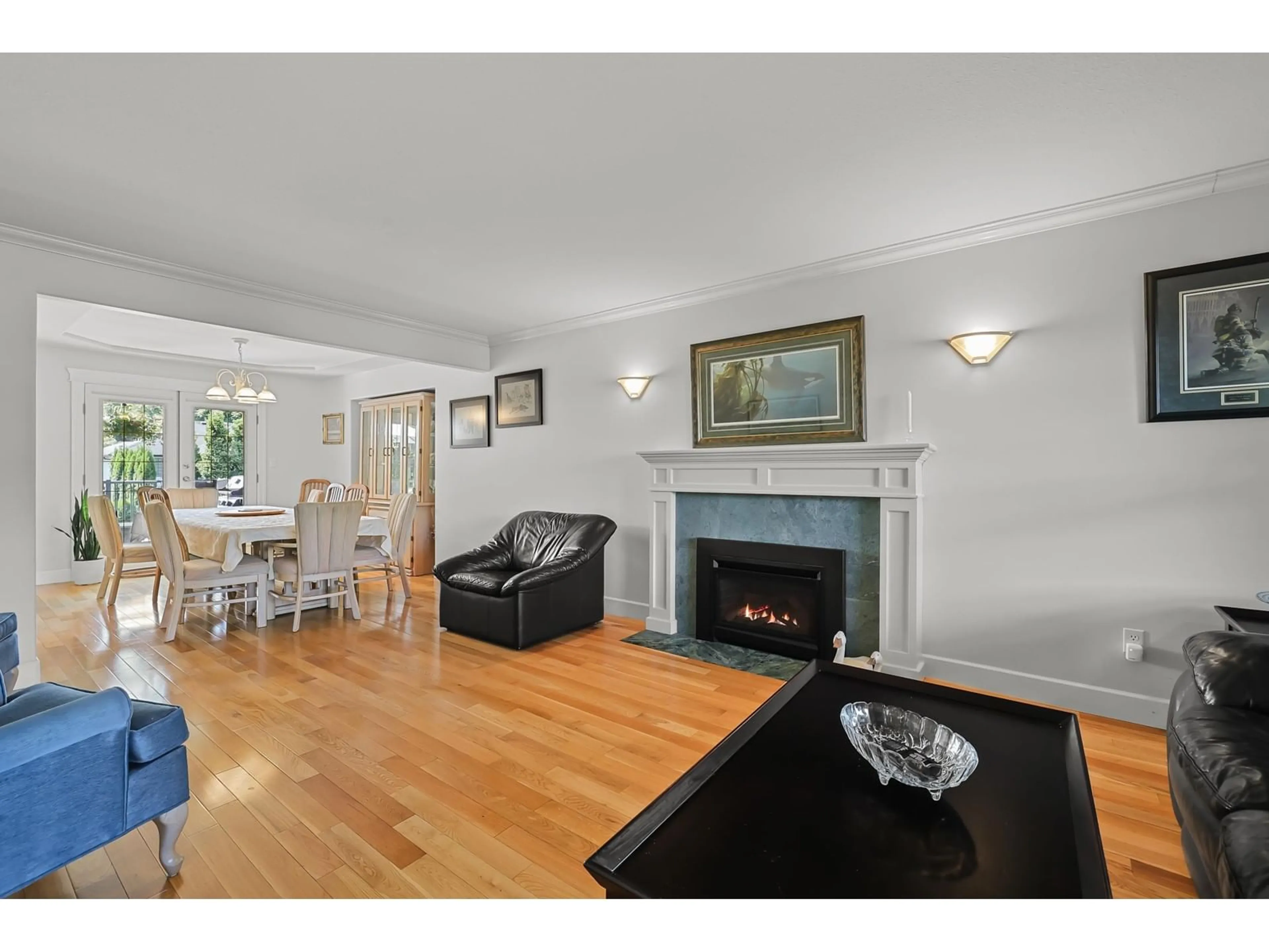 Living room with furniture, wood/laminate floor for 14860 82A, Surrey British Columbia V3S7R9