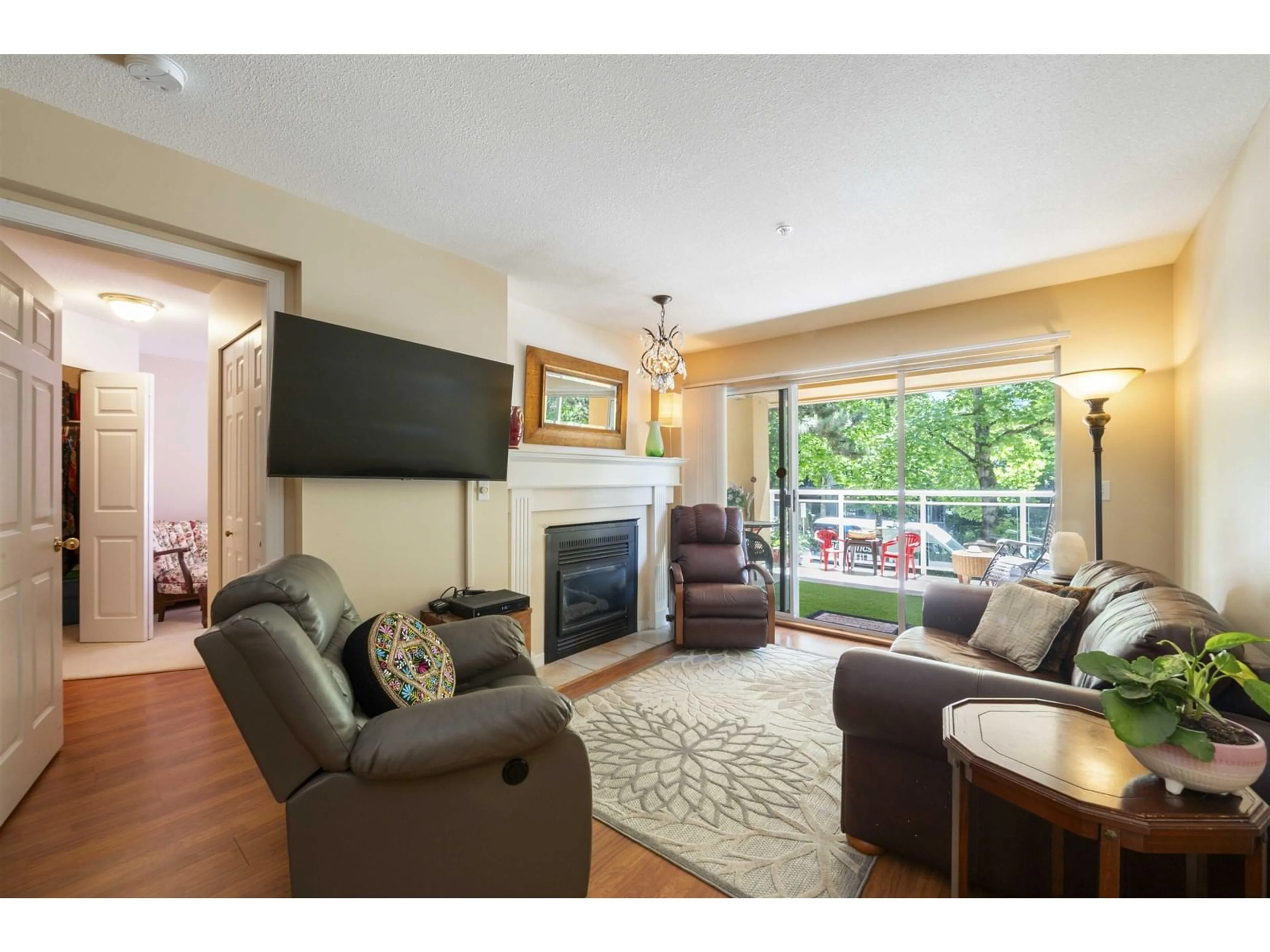 Living room with furniture, wood/laminate floor for 208 - 15185 22, Surrey British Columbia V4A9T4